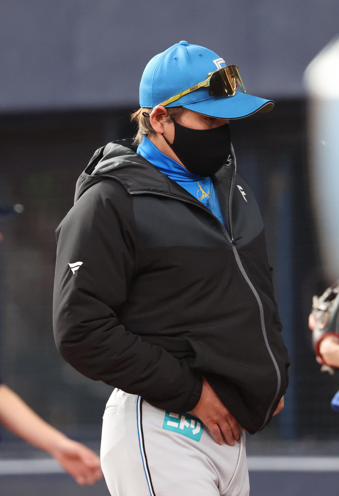 オリックス対日本ハム　4回途中で6失点した有原航平を諦め交代させた日本ハム新庄剛志監督（撮影・西尾就之）