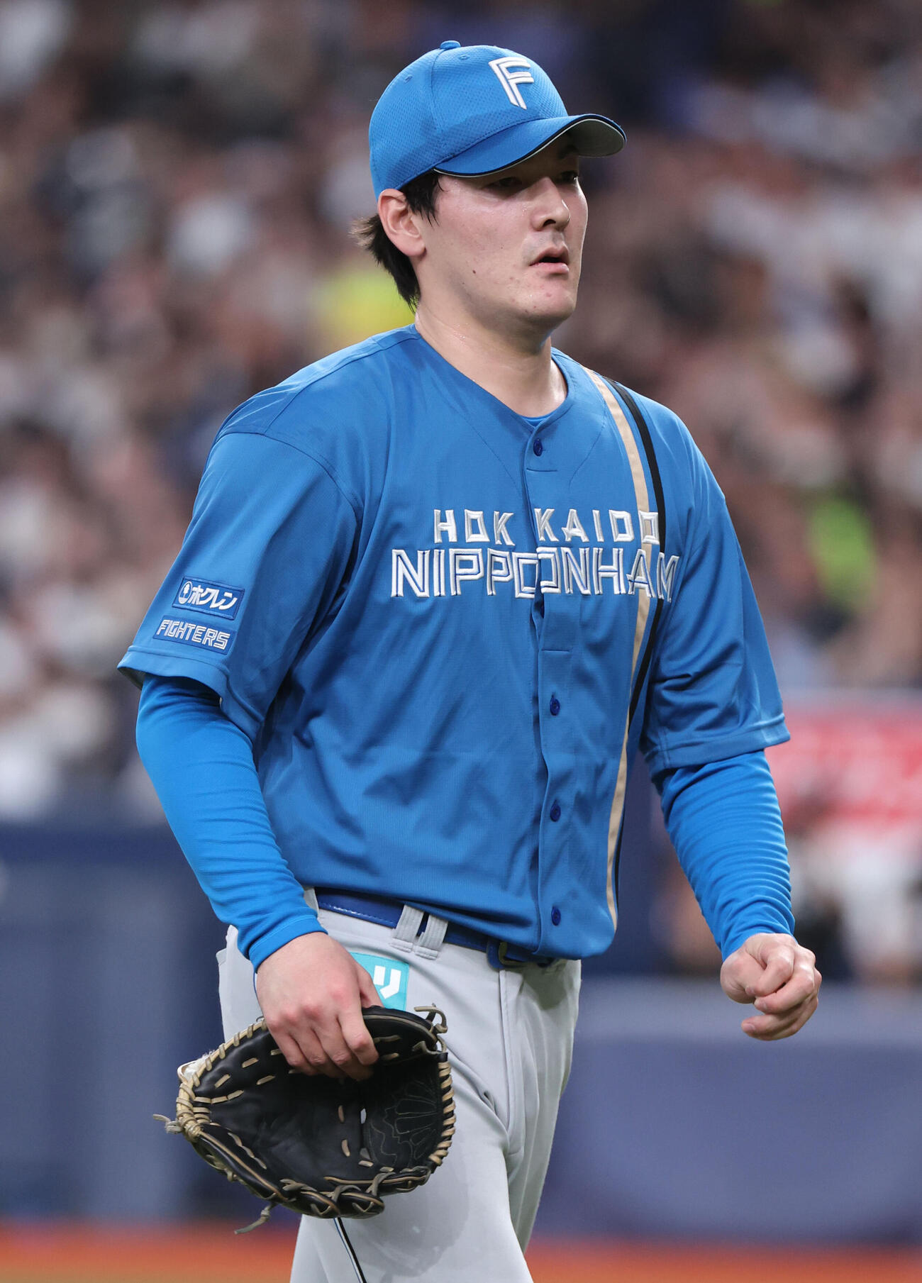 オリックス対日本ハム　日本ハム先発の有原航平は初回に3失点し厳しい表情でベンチに戻る（撮影・西尾就之）
