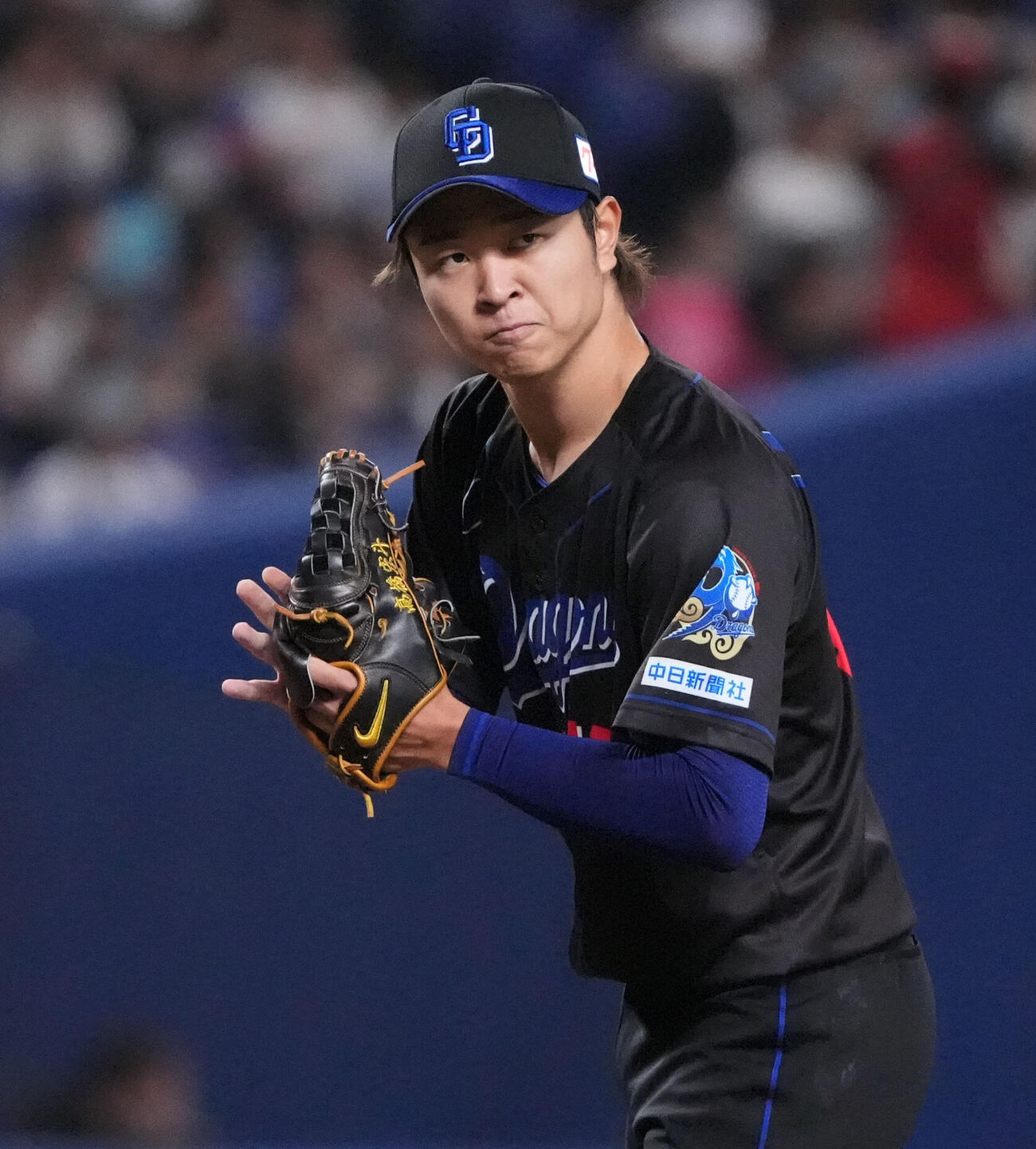 中日対ヤクルト　2回表、マウンド上でグラブをたたく中日先発の高橋宏斗（撮影・森本幸一）