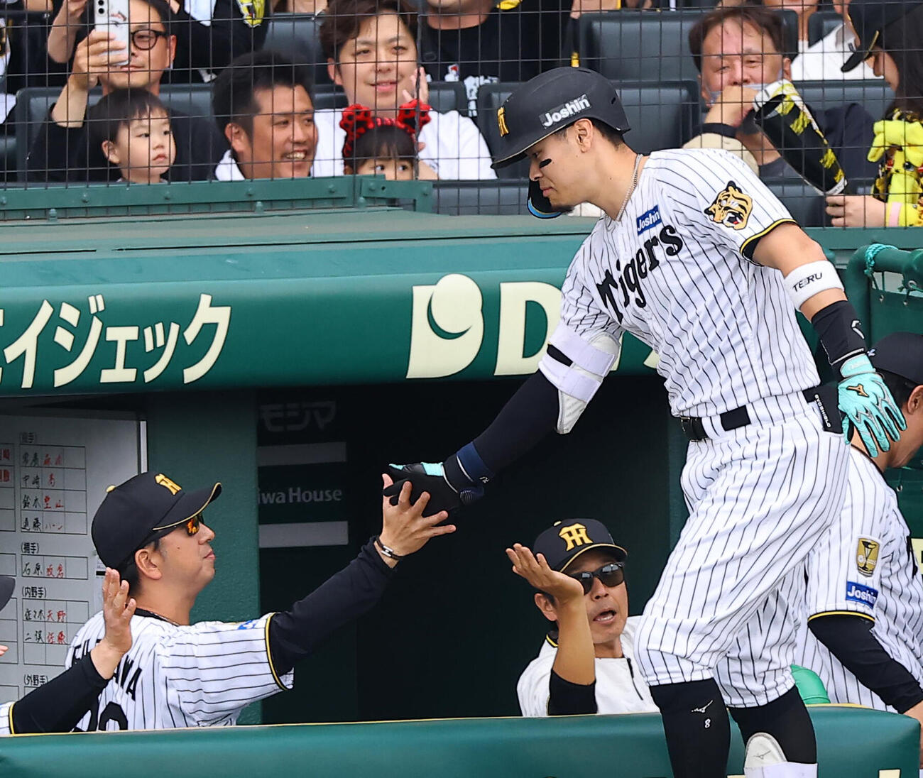 阪神対広島　4回裏阪神無死、藤川球児監督（左）は先制ソロ本塁打を放った佐藤輝明をハイタッチで出迎える（撮影・上田博志）