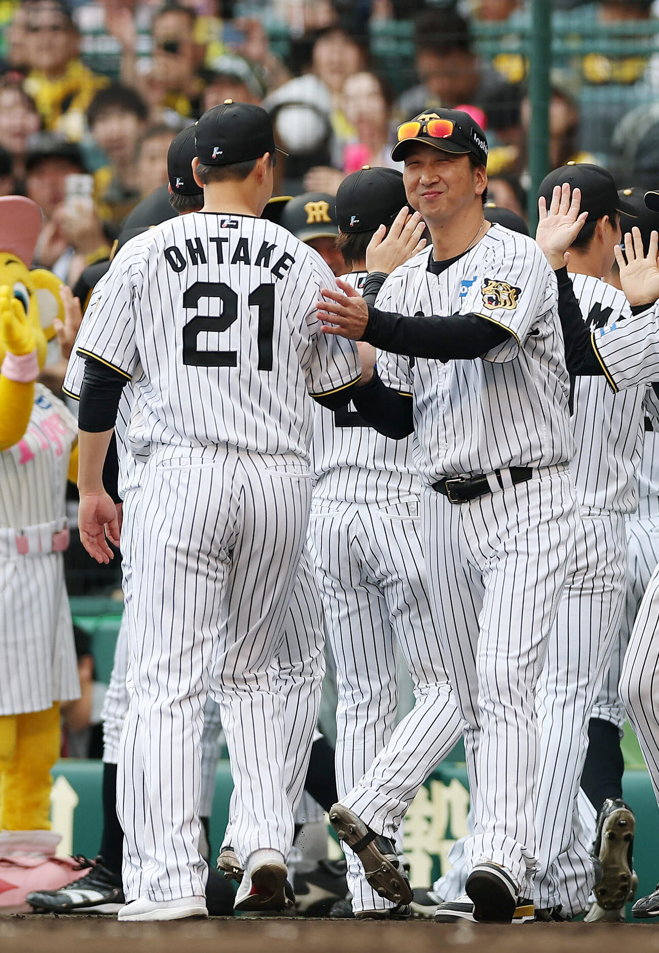 阪神対広島　広島に勝利し、大竹耕太郎（左）とタッチを交わして笑顔を見せる阪神藤川球児監督（撮影・前田充）