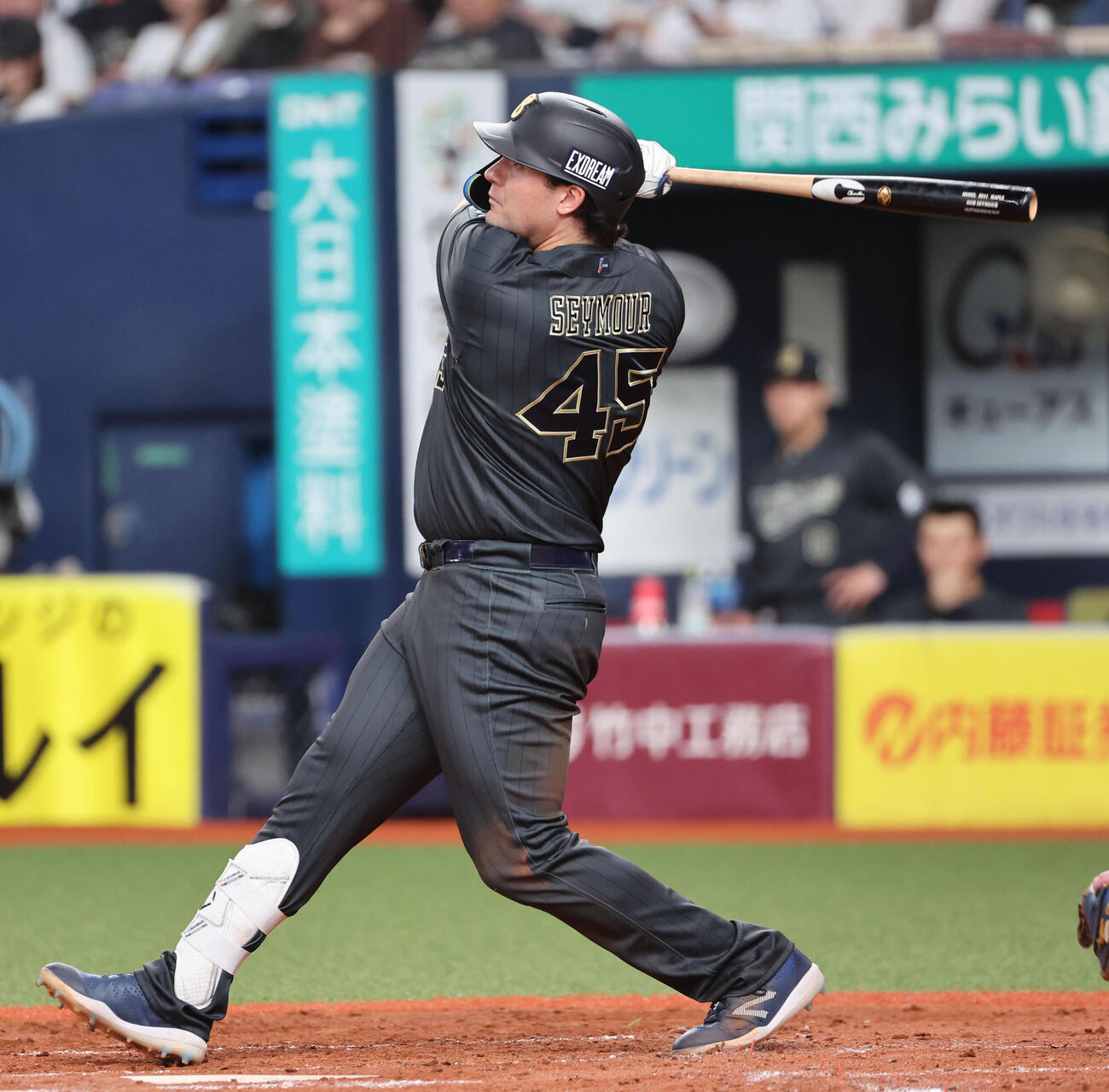 オリックス対日本ハム　3回裏オリックス1死一塁、ボブ・シーモアは左中間に本塁打を放つ（撮影・西尾就之）