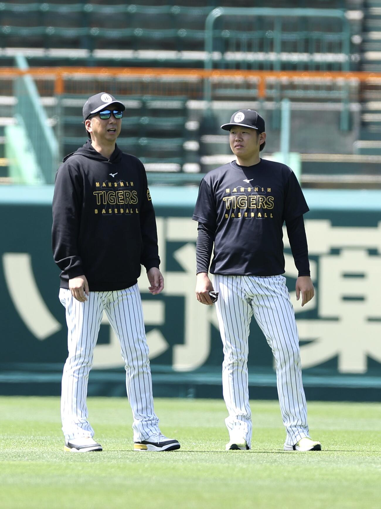 阪神対広島　1軍に合流し、藤川球児監督（左）と言葉を交わす阪神西勇輝（撮影・前田充）＝甲子園球場
