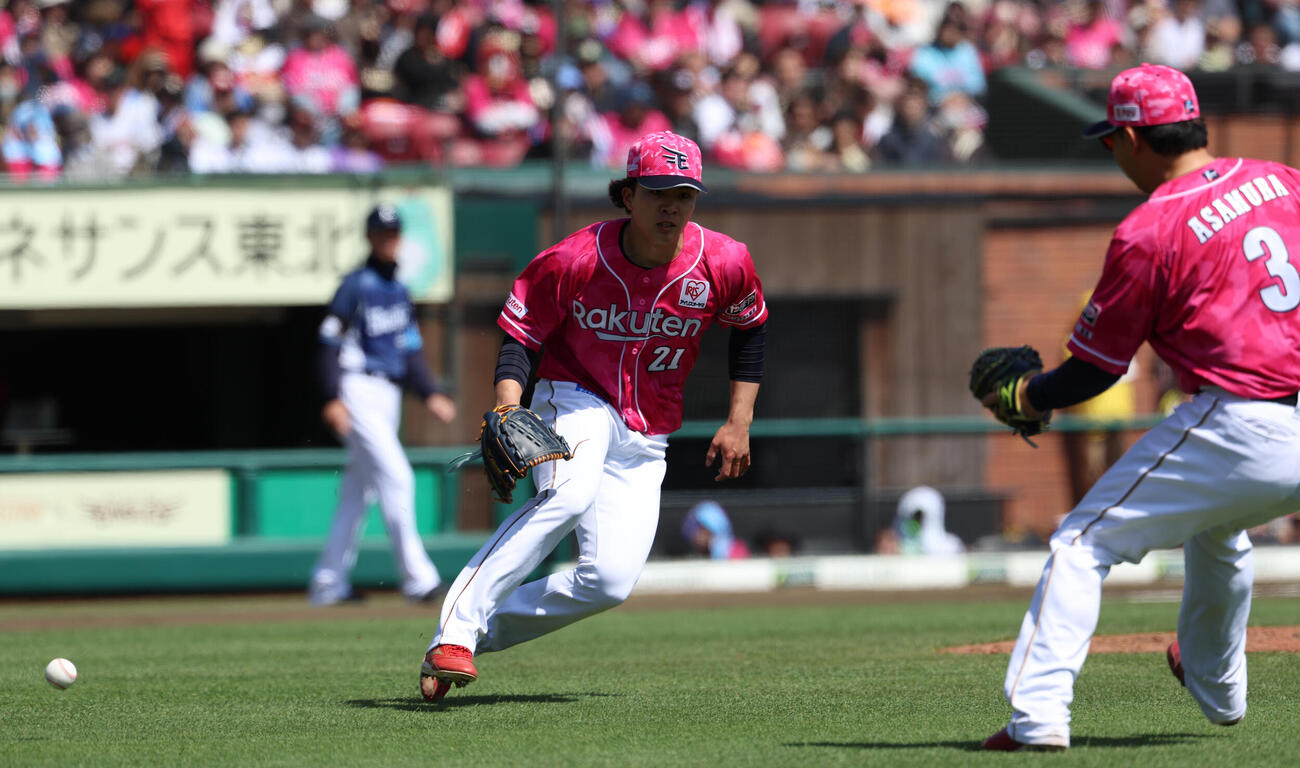 楽天対西武　2回表西武無死一塁、源田壮亮の送りバントに反応する早川隆久（撮影・水谷安孝）