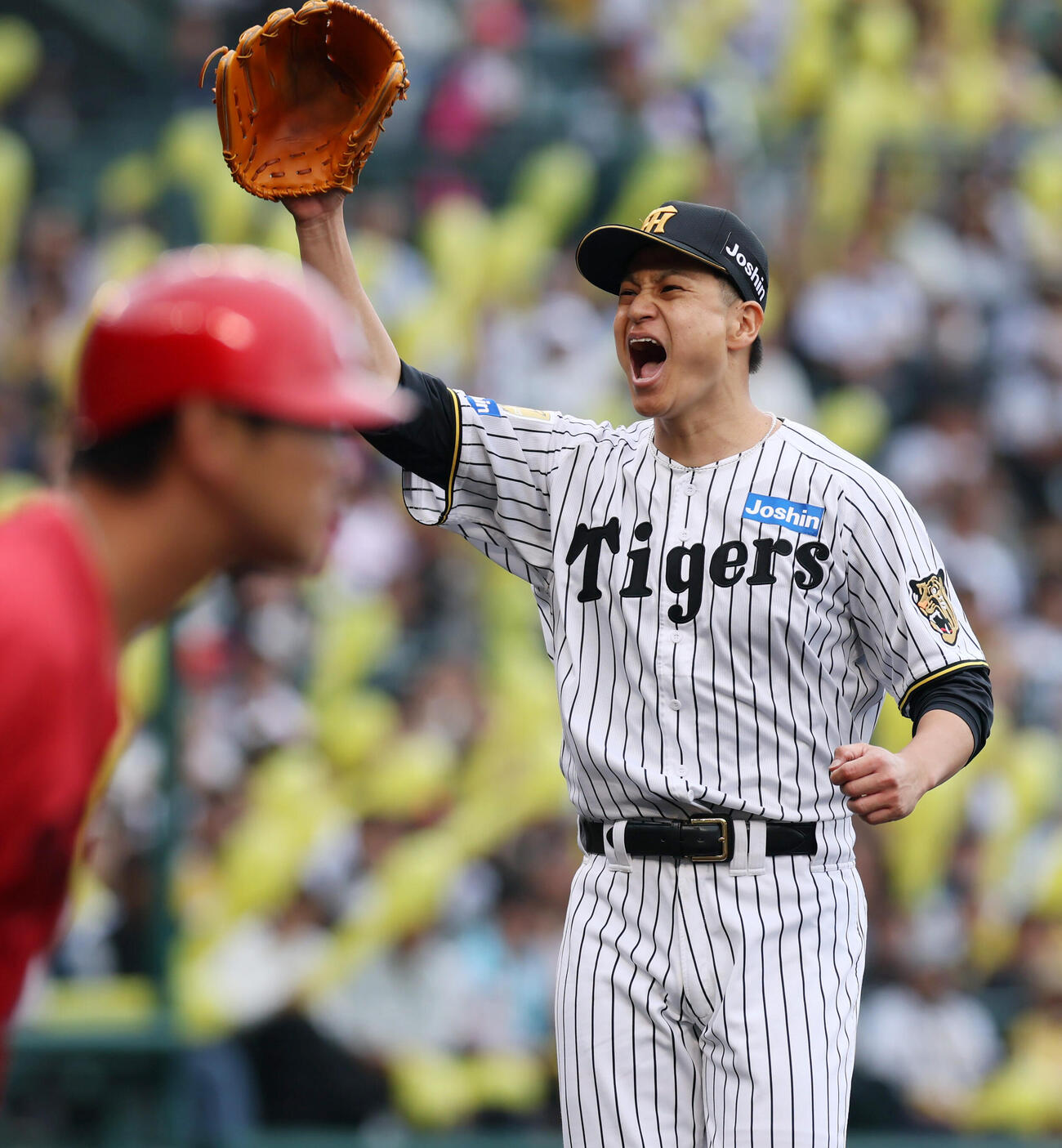 阪神対広島　7回表広島2死二、三塁、大竹耕太郎は勝田成を二ゴロに仕留めグラブを高々と上げる（撮影・加藤哉）