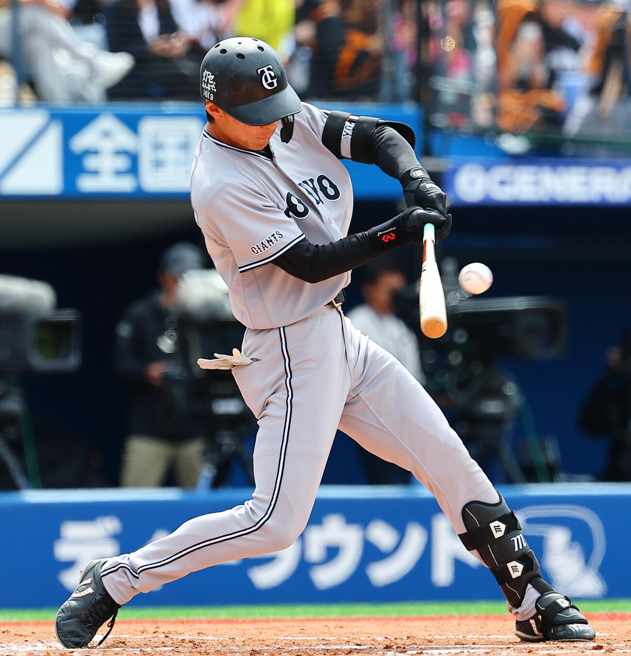 DeNA対巨人　2回表巨人2死、二塁打を放つ平山功太（撮影・野上伸悟）
