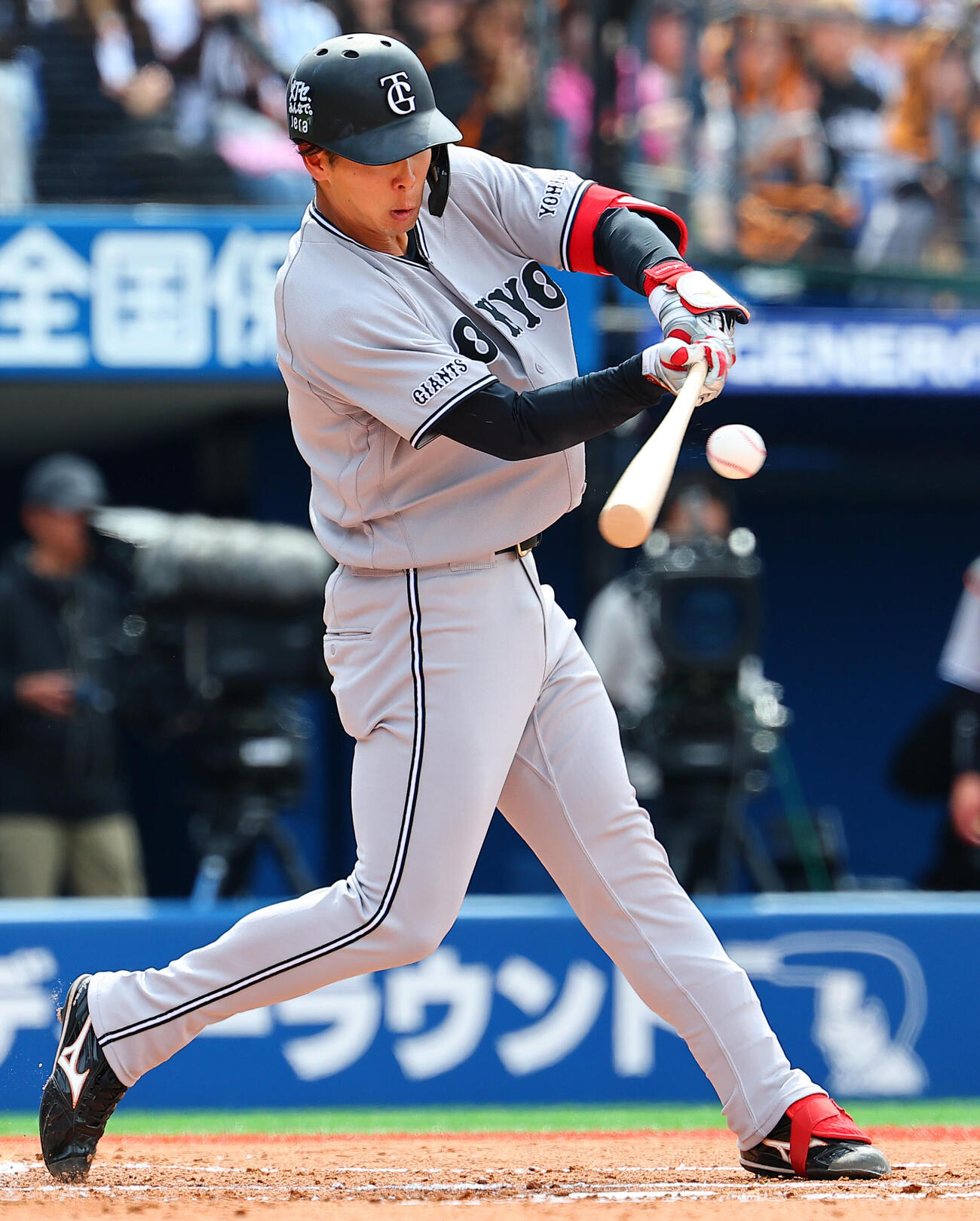 DeNA対巨人　2回表巨人2死二塁、先制適時安打を放つ小浜佑斗（撮影・野上伸悟）