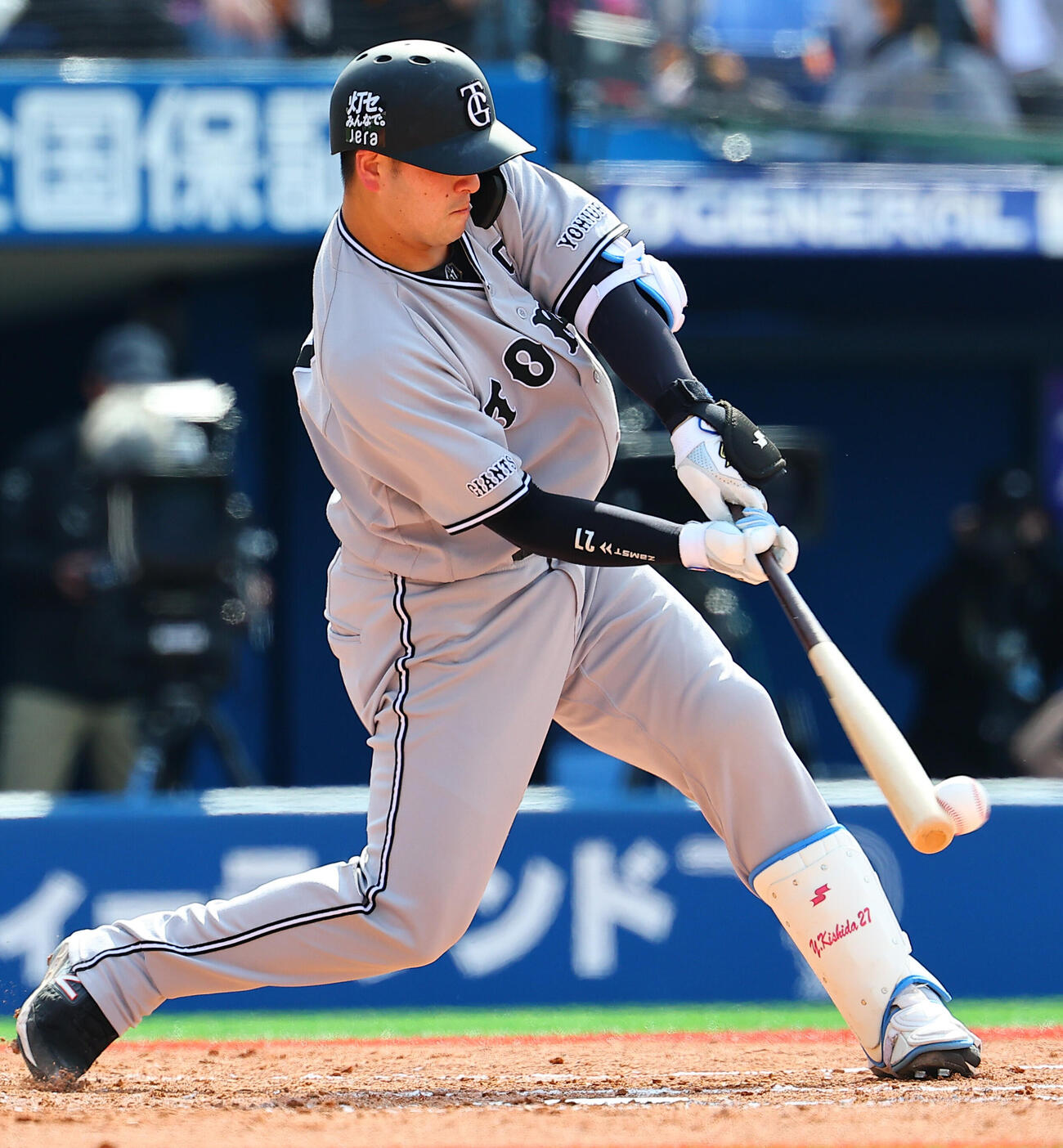 DeNA対巨人　4回表巨人1死二塁、適時安打を放つ岸田行倫（撮影・野上伸悟）