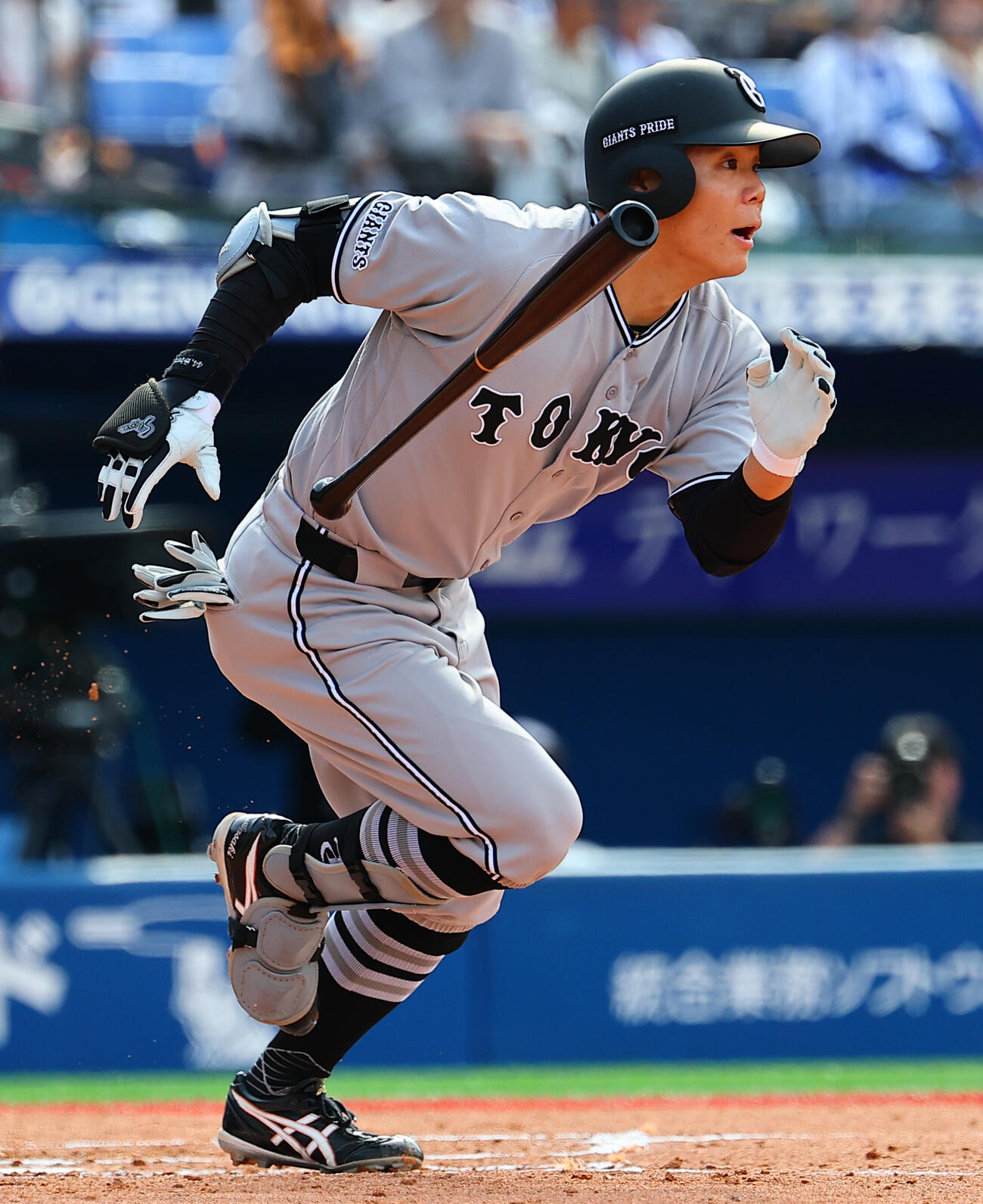 DeNA対巨人　4回表巨人無死、二塁打を放つ佐々木俊輔（撮影・野上伸悟）