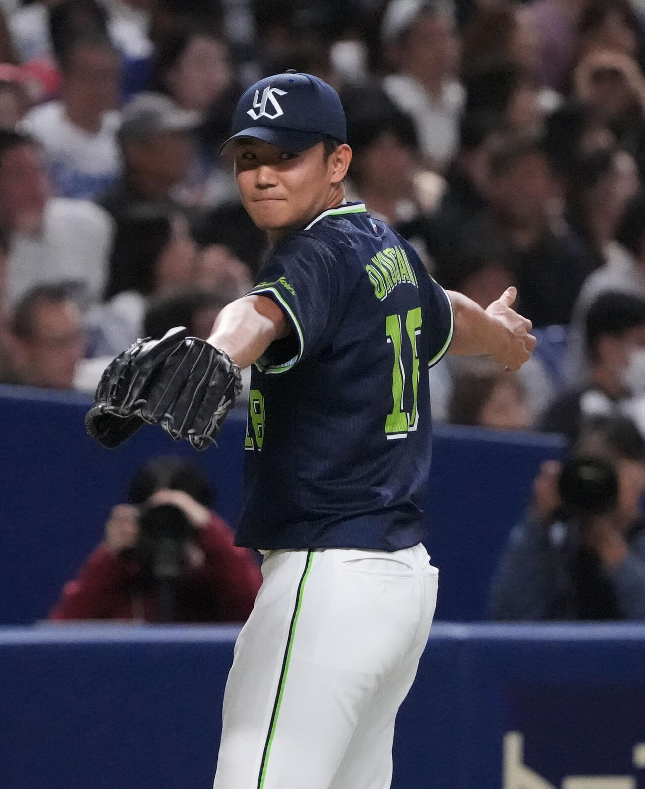 中日対ヤクルト　2回終了、両手を広げナインを迎えるヤクルト先発の奥川恭伸（（撮影・森本幸一）