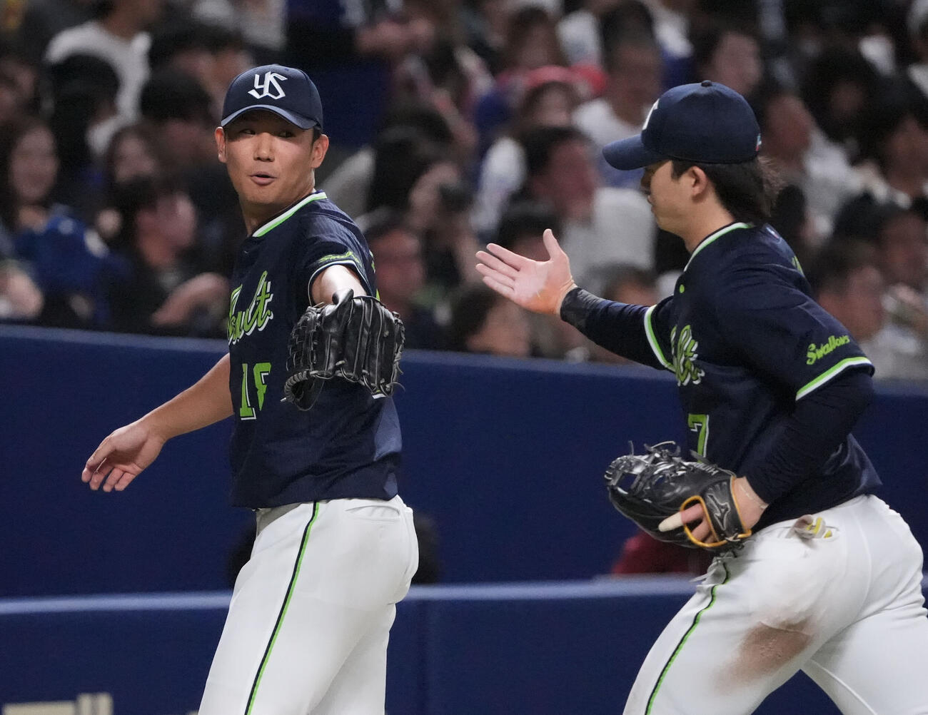 中日対ヤクルト　2回終了、ヤクルト先発の奥川恭伸（左）は長岡秀樹とタッチを交わしベンチへ戻る（撮影・森本幸一）