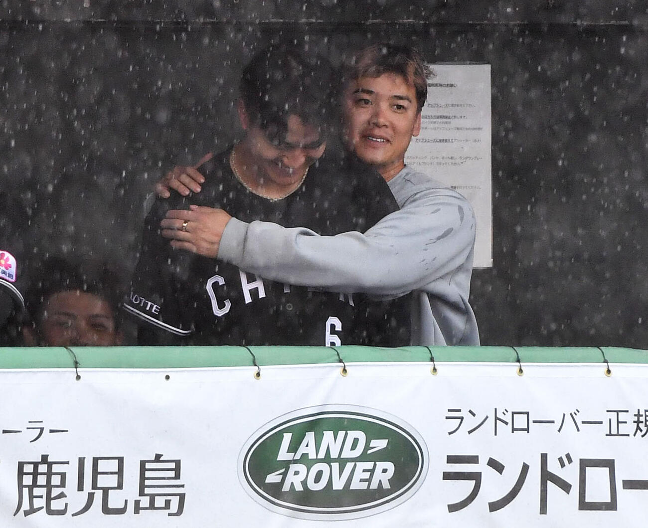 ソフトバンク対ロッテ　雨で試合中断中、ベンチで石川慎吾（右）に抱きしめられるロッテ西川史礁（撮影・岩下翔太）