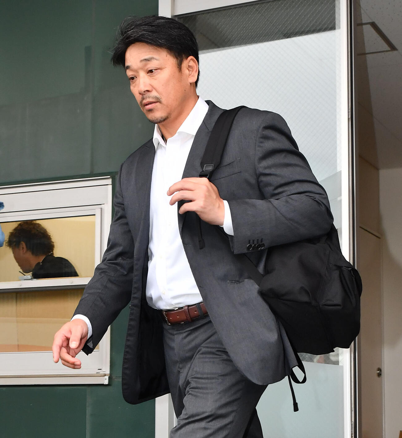 ソフトバンク対ロッテ　降雨ノーゲームとなり、球場から引き揚げるロッテサブロー監督（撮影・岩下翔太）