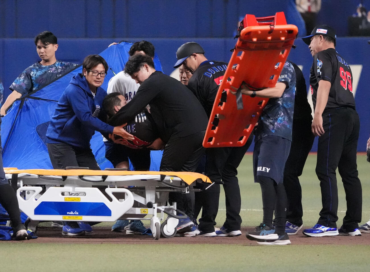 中日対ヤクルト　8回裏中日2死三塁、川越誠司は適時二塁打を放ち二塁上で負傷しストレッチャーで運ばれる（撮影・森本幸一）
