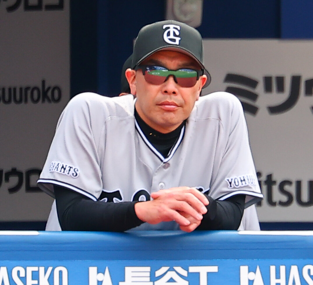DeNA対巨人　試合を見つめる巨人阿部慎之助監督（撮影・野上伸悟）