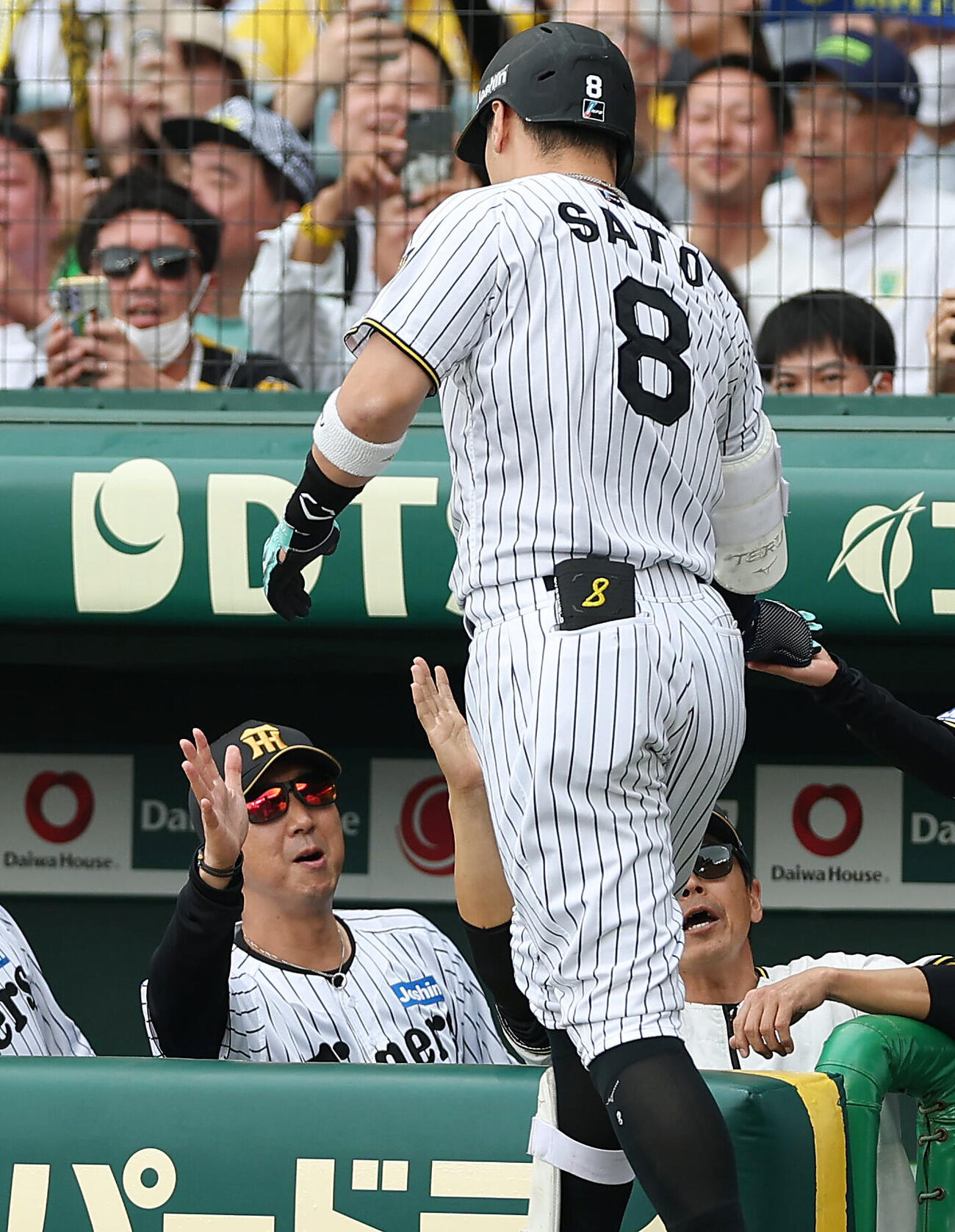 阪神対広島　4回裏阪神無死、先制本塁打を放った佐藤輝明（右）を迎える藤川球児監督（撮影・前田充）