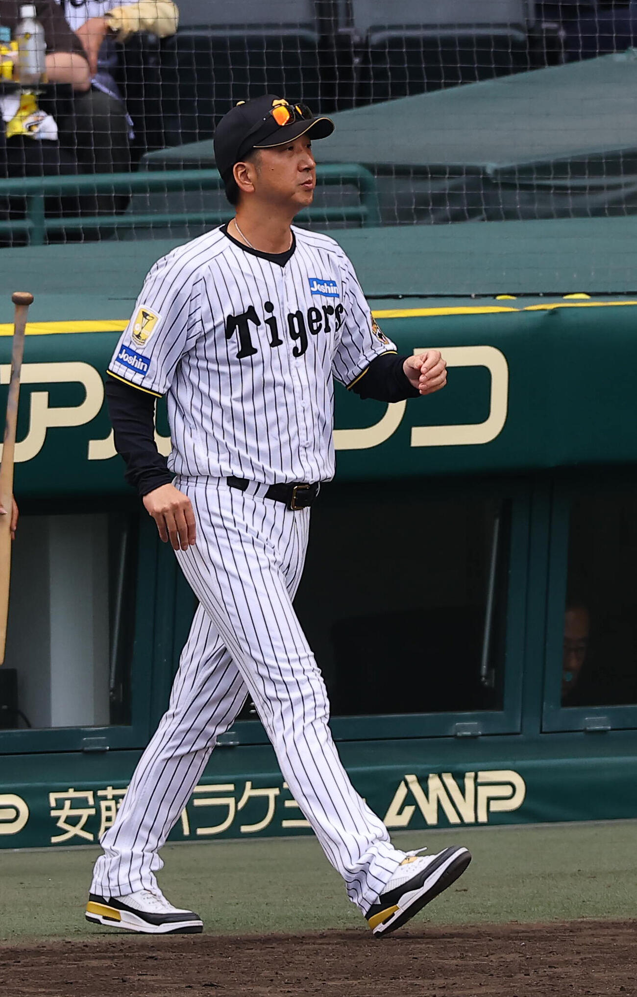 阪神対広島　8回裏阪神2死、近本光司の死球でベンチを飛び出す藤川球児監督（撮影・上田博志）