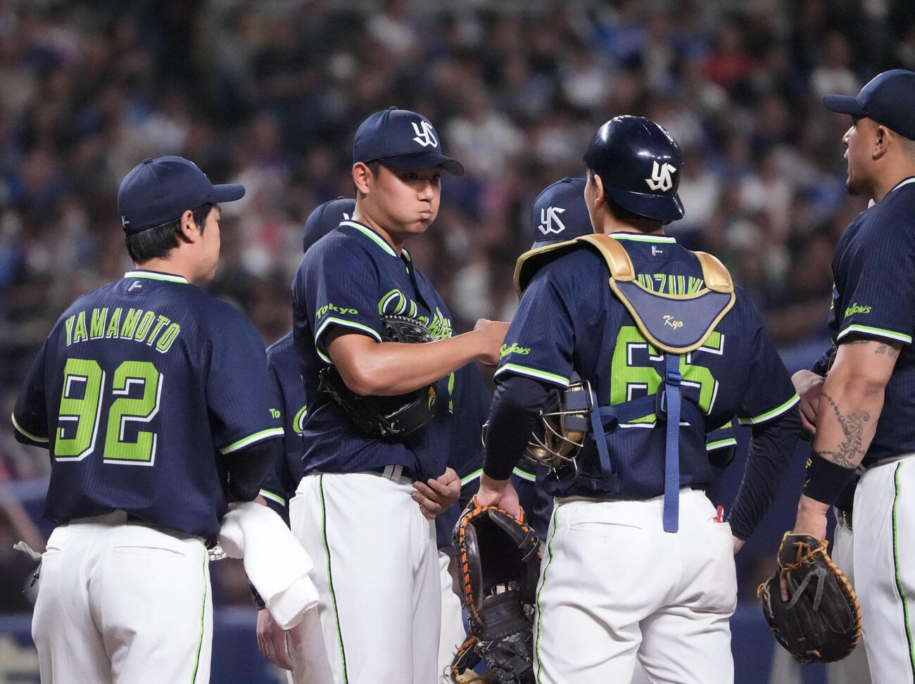 中日対ヤクルト　6回裏中日2死一、三塁、マウンド上の奥川恭伸（中央）のもとに集まるヤクルトナイン（撮影・森本幸一）
