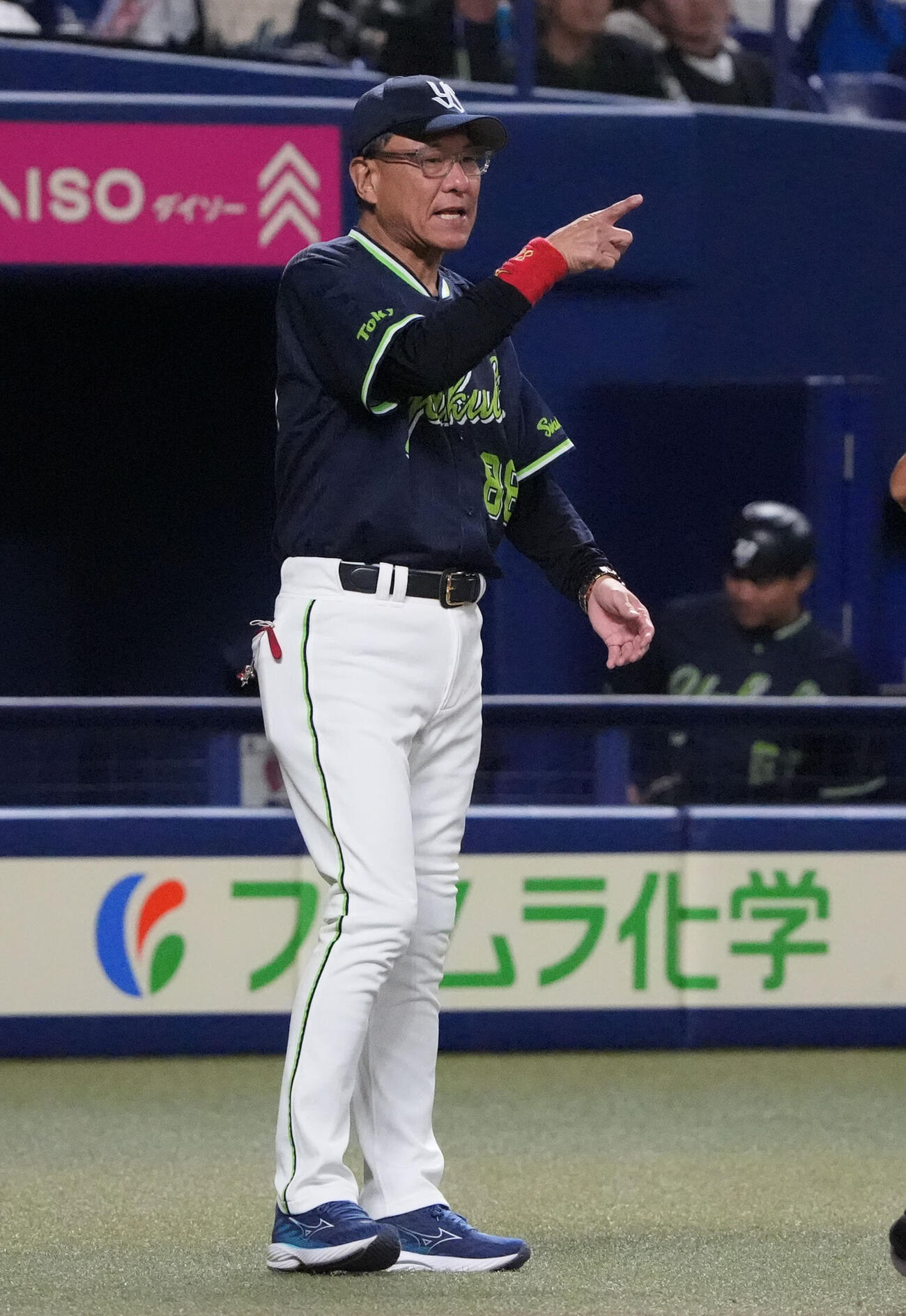 中日対ヤクルト　8回表終了、選手交代を告げる池山隆寛監督（撮影・森本幸一）
