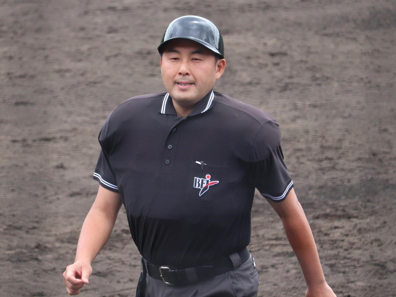 わかさ生活第76回JABA京都大会、準決勝・第2試合　日本生命対ENEOS　ヘルメットを着用する大屋公人球審（撮影・中島麗）
