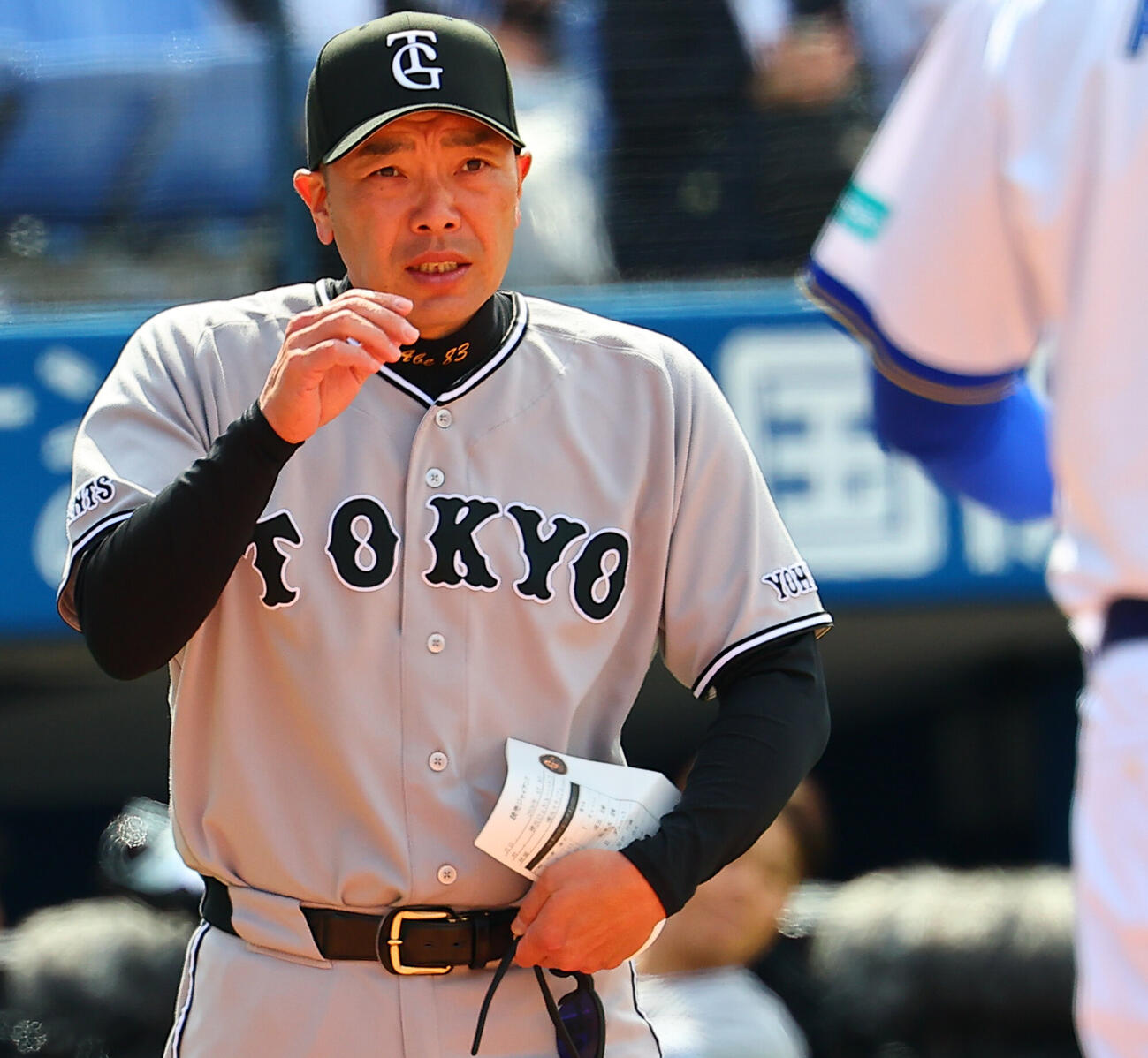 DeNA対巨人　メンバー表の最終確認を行う巨人阿部慎之助監督（撮影・野上伸悟）