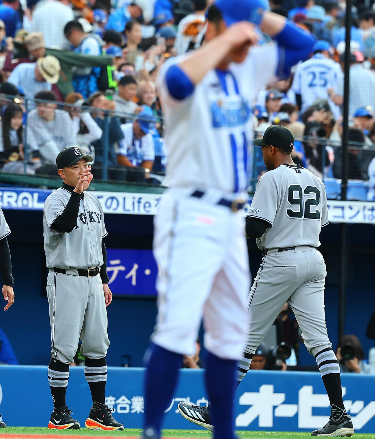 DeNA対巨人　勝利し選手を出迎える巨人阿部慎之助監督。手前はDeNA相川亮二監督（撮影・野上伸悟）