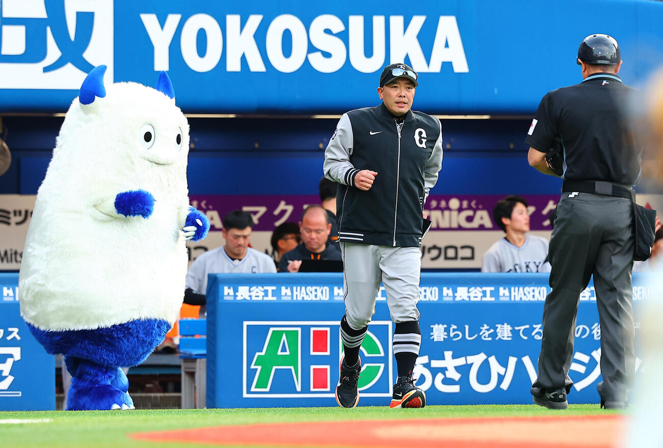 DeNA対巨人選手交代を告げる巨人阿部慎之助監督（撮影・野上伸悟）