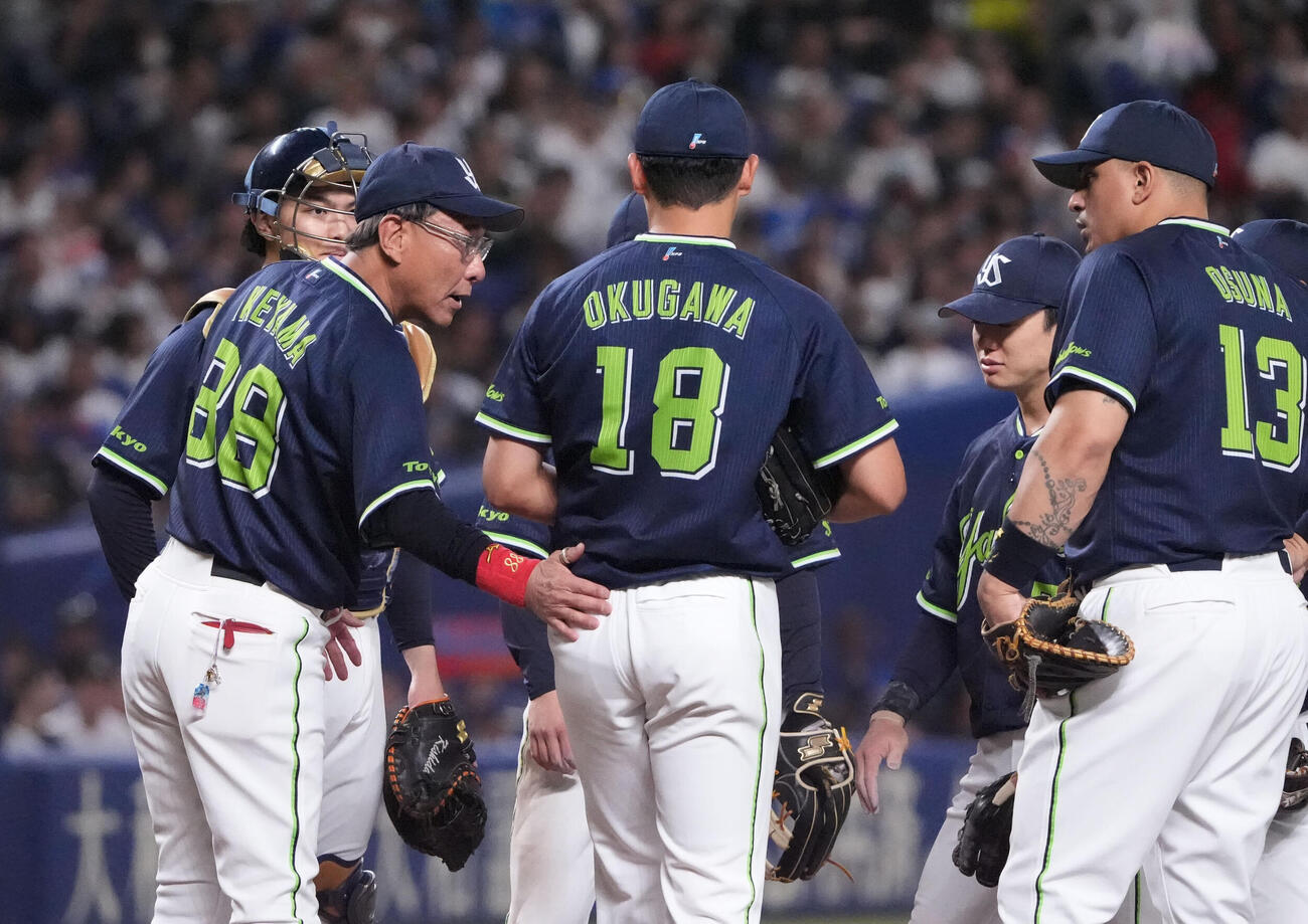 中日対ヤクルト　5回裏中日無死一、二塁、池山隆寛監督（左から2人目）はマウンドの奥川恭伸に声尾をかける（撮影・森本幸一）