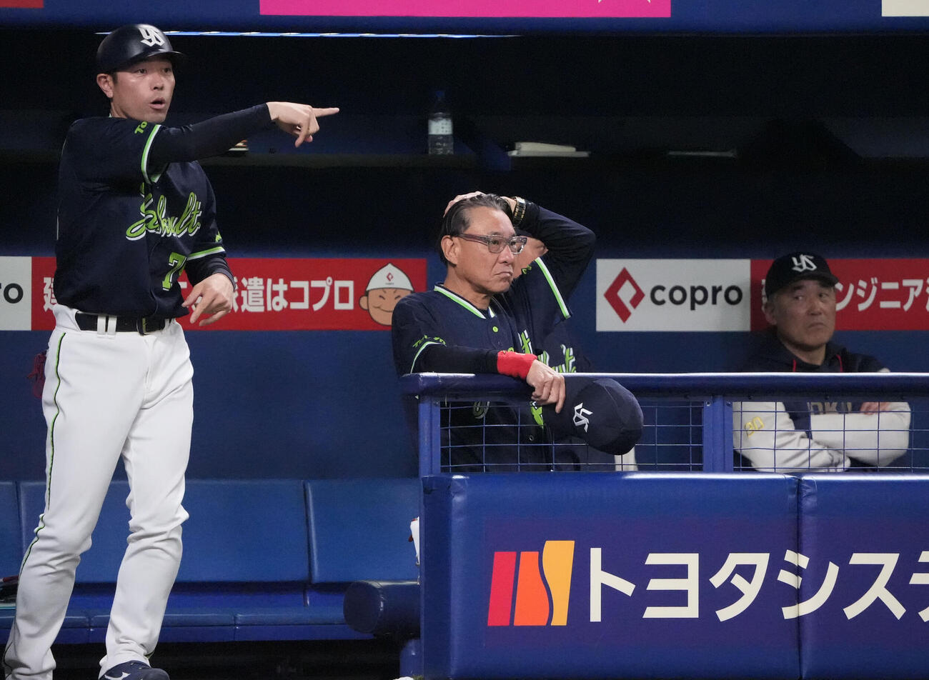 中日対ヤクルト　5回裏中日1死一、二塁、池山隆寛監督（中央）はベンチから試合を見つめる（撮影・森本幸一）