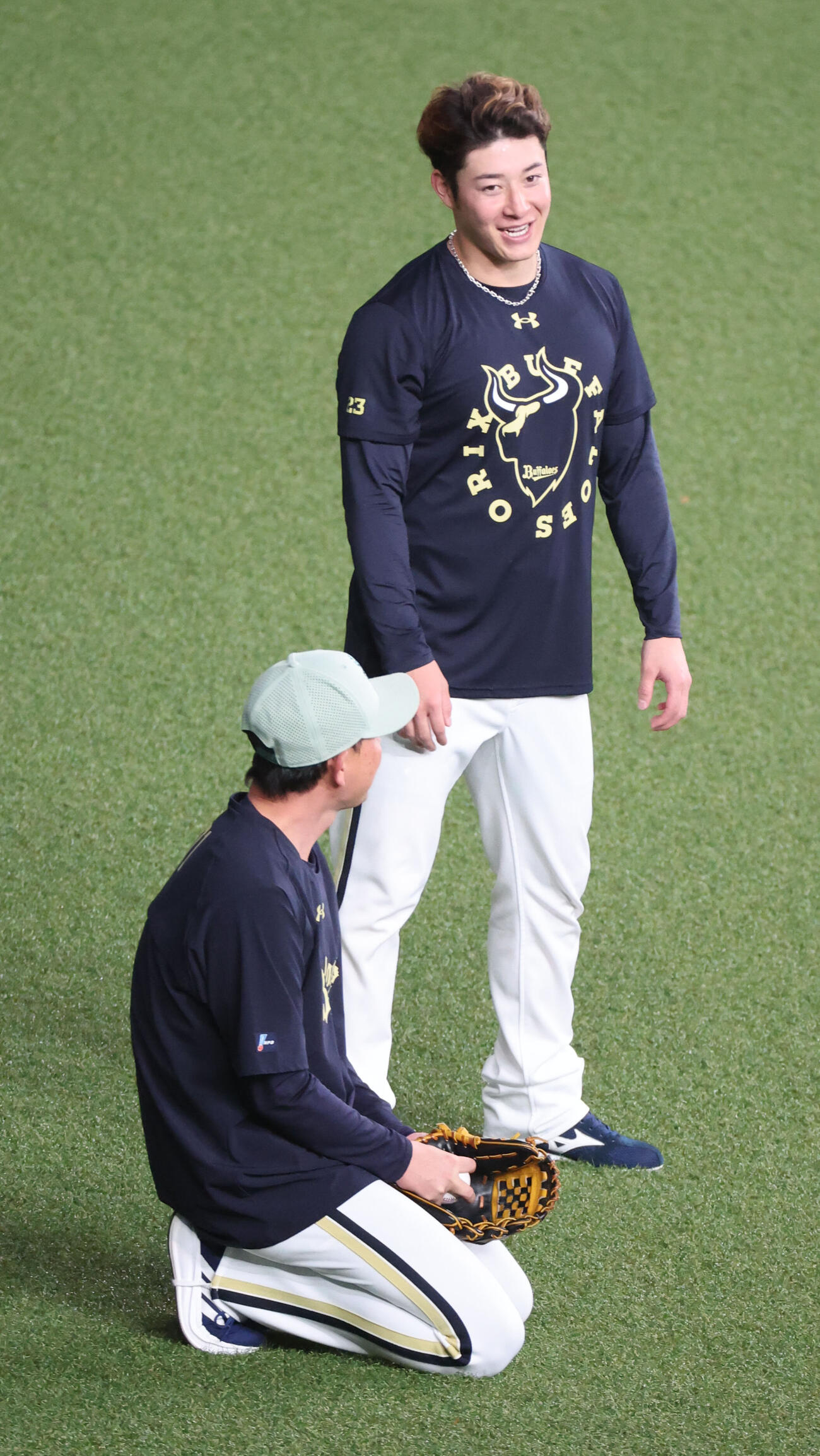 オリックス対日本ハム　前日に復帰登板を果たしたオリックス吉田輝星は練習中、岸田護監督と笑顔で会話（撮影・西尾就之）