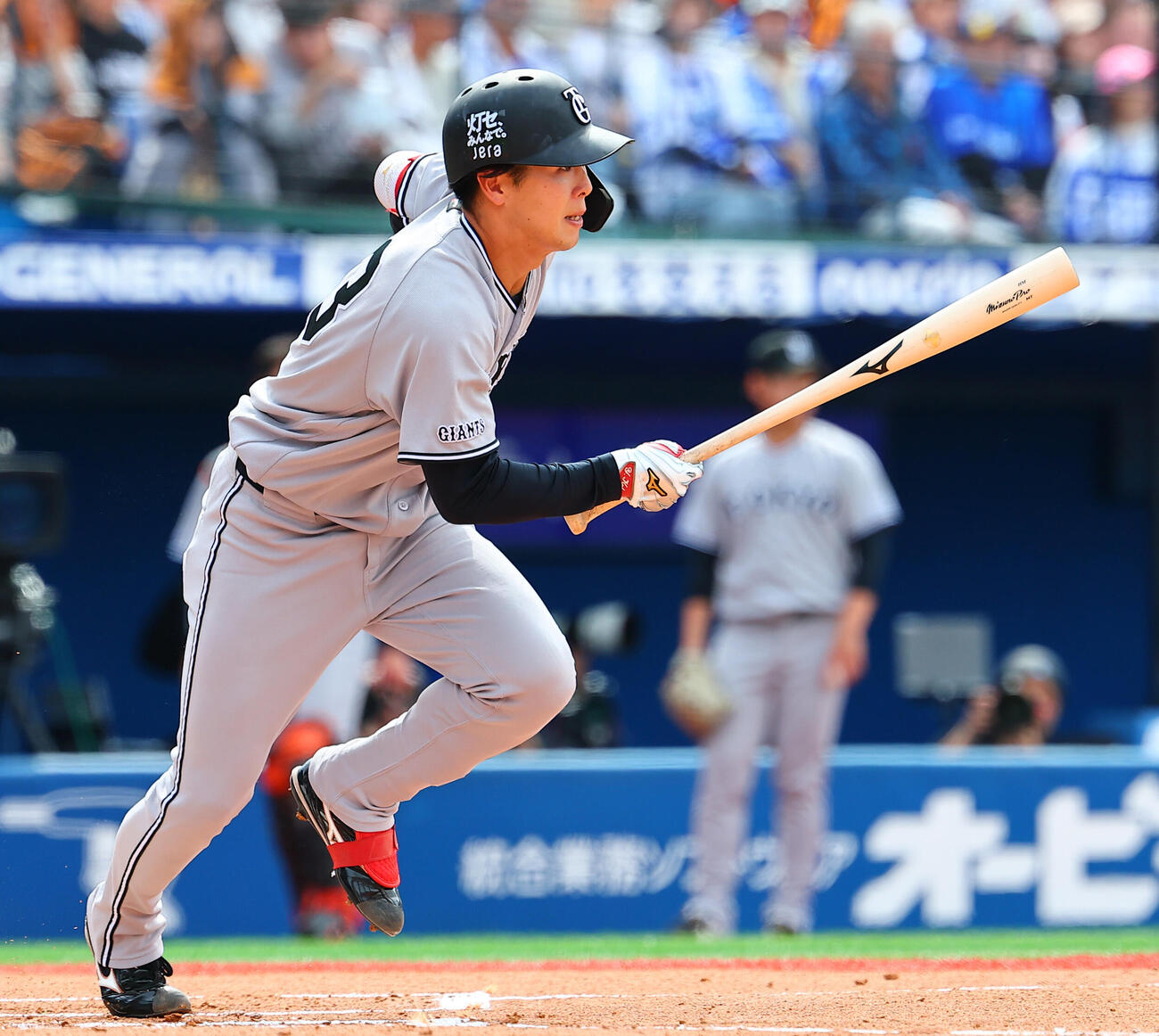 DeNA対巨人　2回表巨人2死二塁、先制の適時内野安打を放つ小浜佑斗（撮影・野上伸悟）