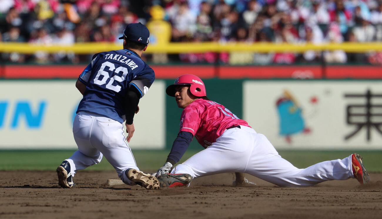 楽天対西武　9回裏楽天無死一塁、二塁に滑り込む平良竜哉。左は遊撃手滝沢夏央（撮影・水谷安孝）