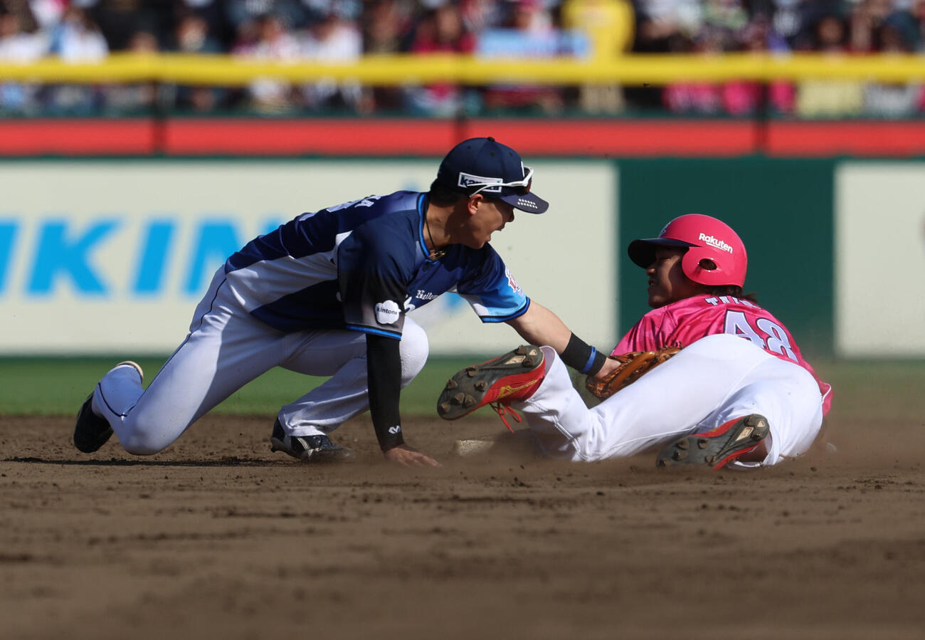 楽天対西武　9回裏楽天無死一塁、二塁に滑り込む平良竜哉。左は遊撃手滝沢夏央（撮影・水谷安孝）
