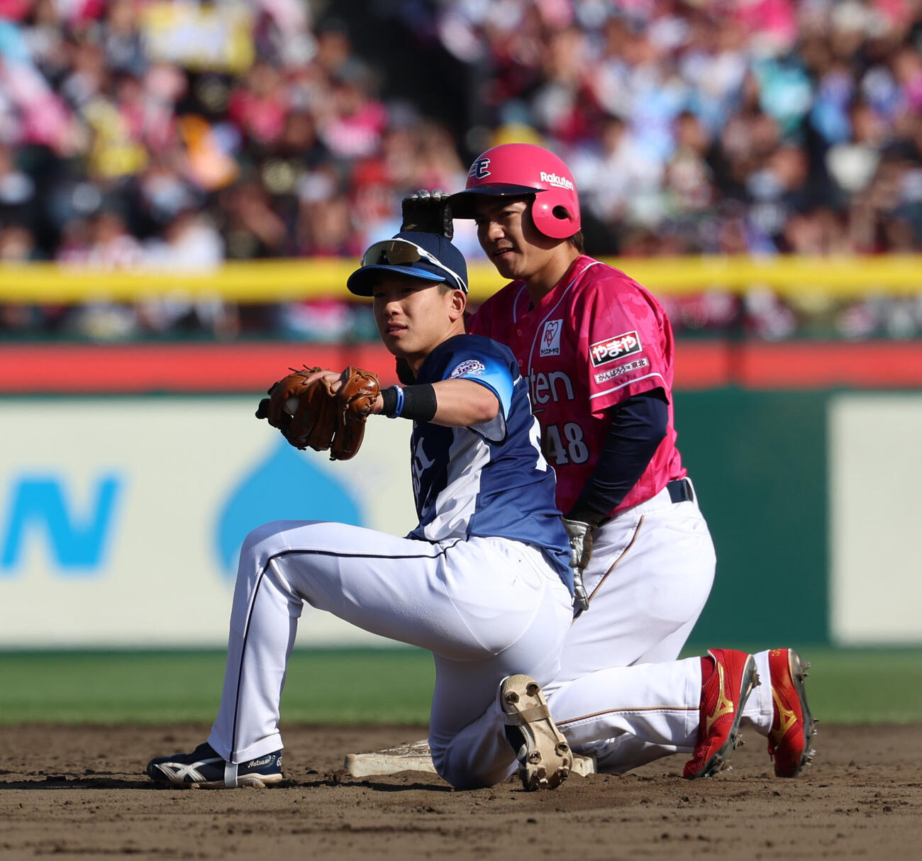 楽天対西武　9回裏楽天無死一塁、二塁に滑り込む平良竜哉。左は遊撃手滝沢夏央（撮影・水谷安孝）