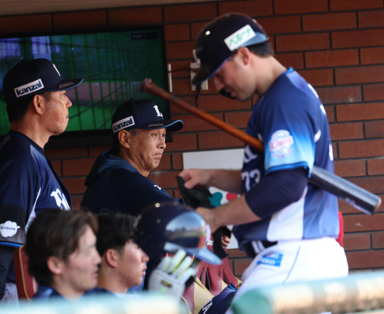 楽天対西武　厳しい表情で試合を見守る西武西口文也監督（撮影・水谷安孝）