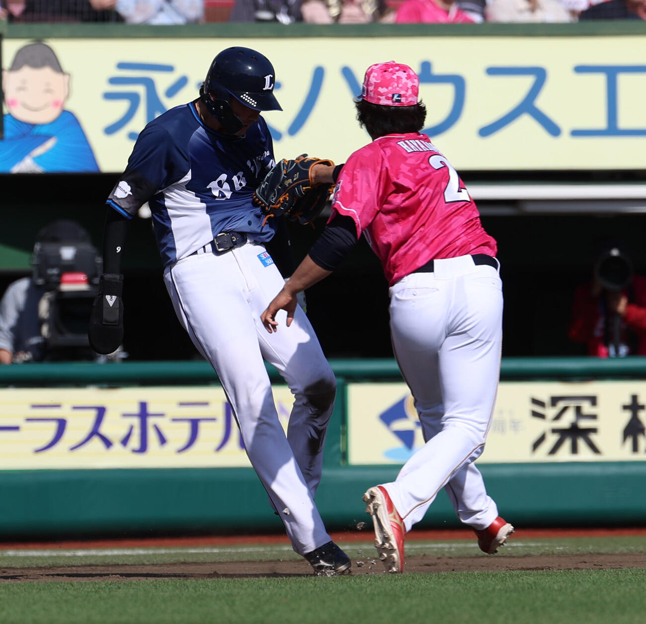 楽天対西武　8回表西武1死一、三塁、栗山巧の二ゴロで飛び出しアウトになる源田壮亮（撮影・水谷安孝）
