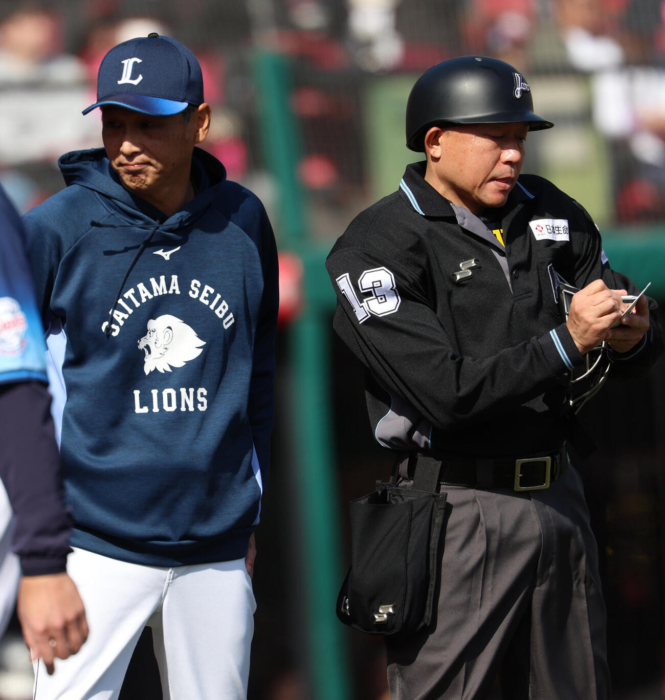 楽天対西武　選手交代を告げる西武西口文也監督（撮影・水谷安孝）