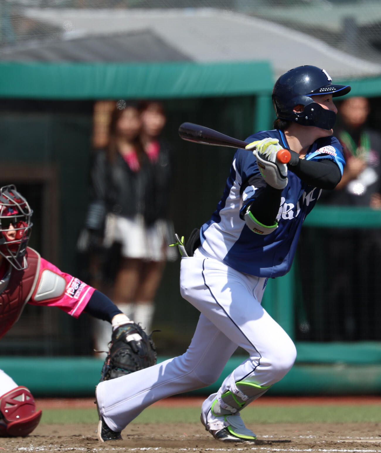 楽天対西武　5回表西武2死一塁、中前打を放つ源田壮亮（撮影・水谷安孝）
