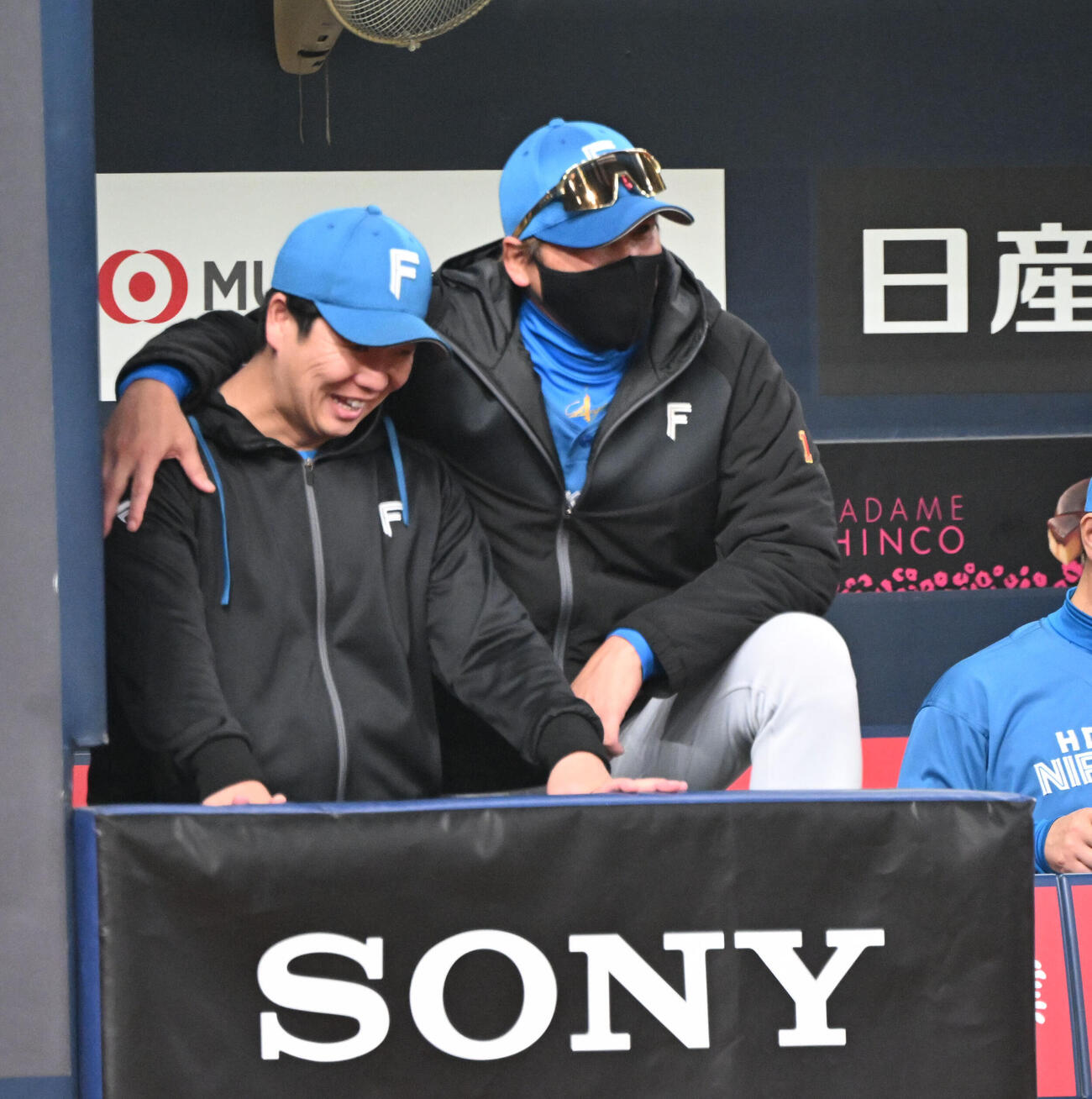 オリックス対日本ハム　9回、ベンチ内で肩を組んで話す日本ハム新庄剛志監督（撮影・和賀正仁）