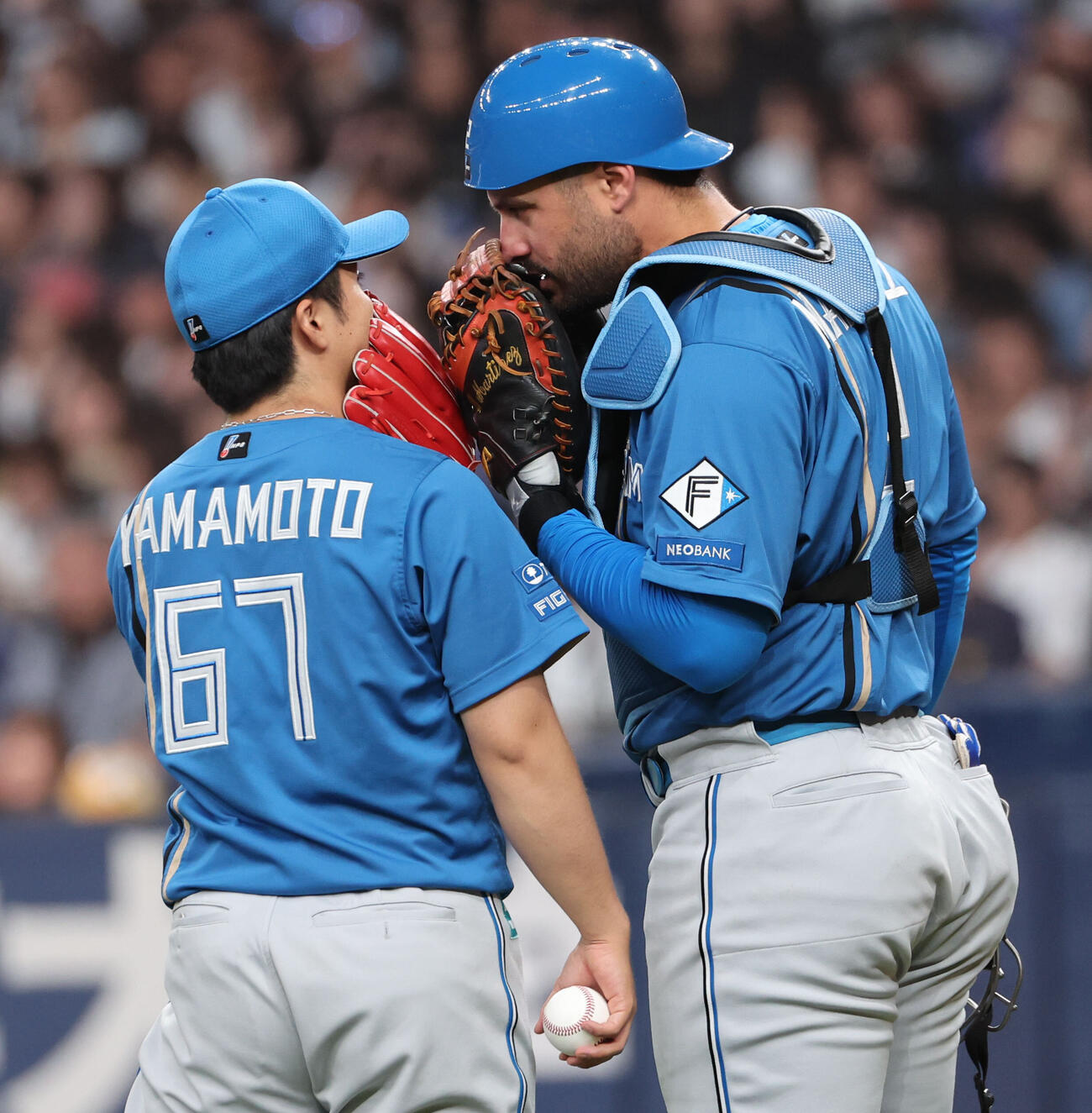 オリックス対日本ハム　7回の守備からマスクをかぶった日本ハムのアリエル・マルティネスは山本拓実と話す（撮影・西尾就之）
