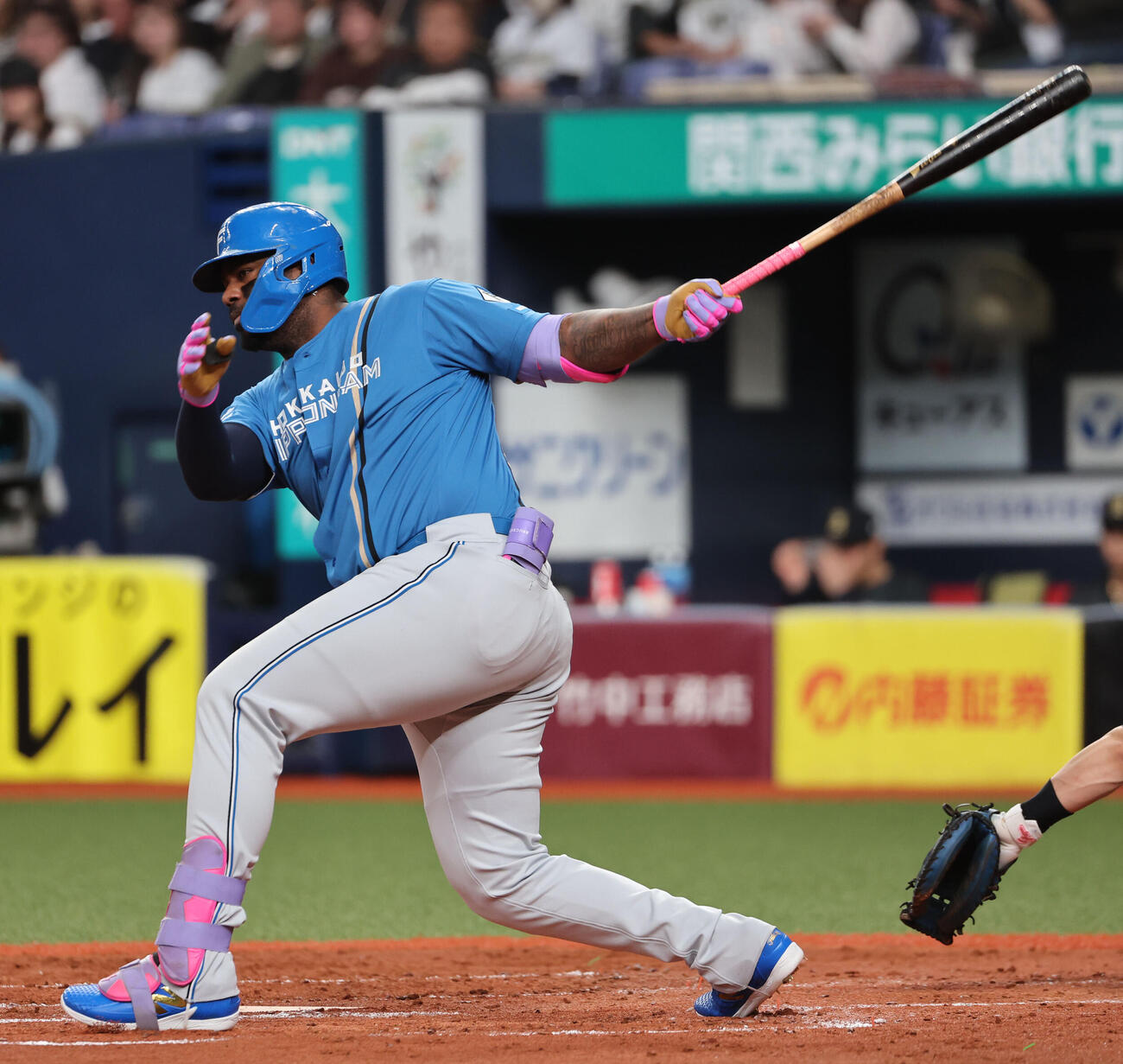 オリックス対日本ハム　3回表日本ハム2死、フランミル・レイエスは左二塁打を放つ（撮影・西尾就之）