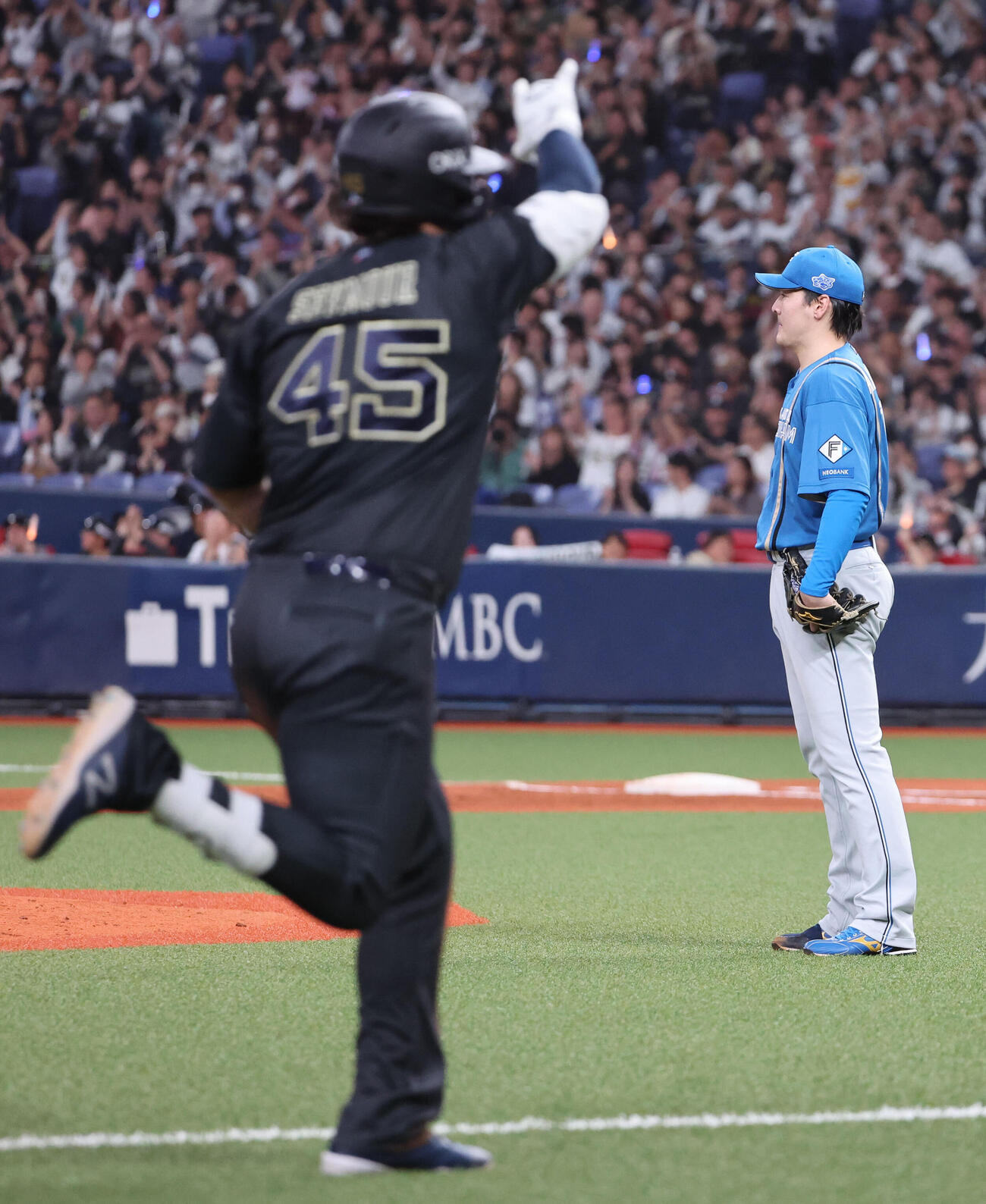 オリックス対日本ハム　3回裏オリックス1死一塁、ボブ・シーモア（左）に本塁打を浴びた有原航平（撮影・西尾就之）