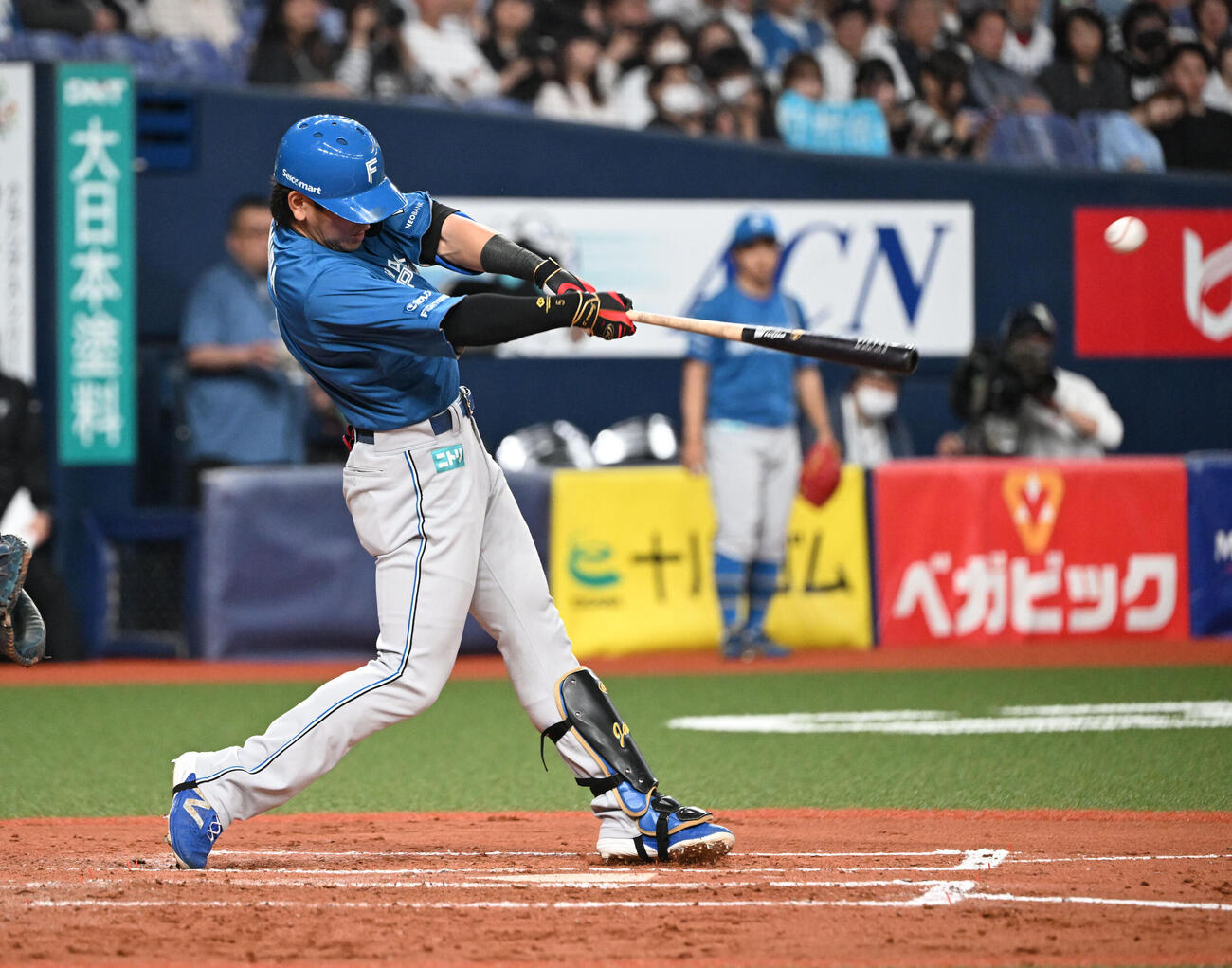 オリックス対日本ハム　8回表日本ハム2死満塁、右前適時打を放つ野村佑希（撮影・和賀正仁）