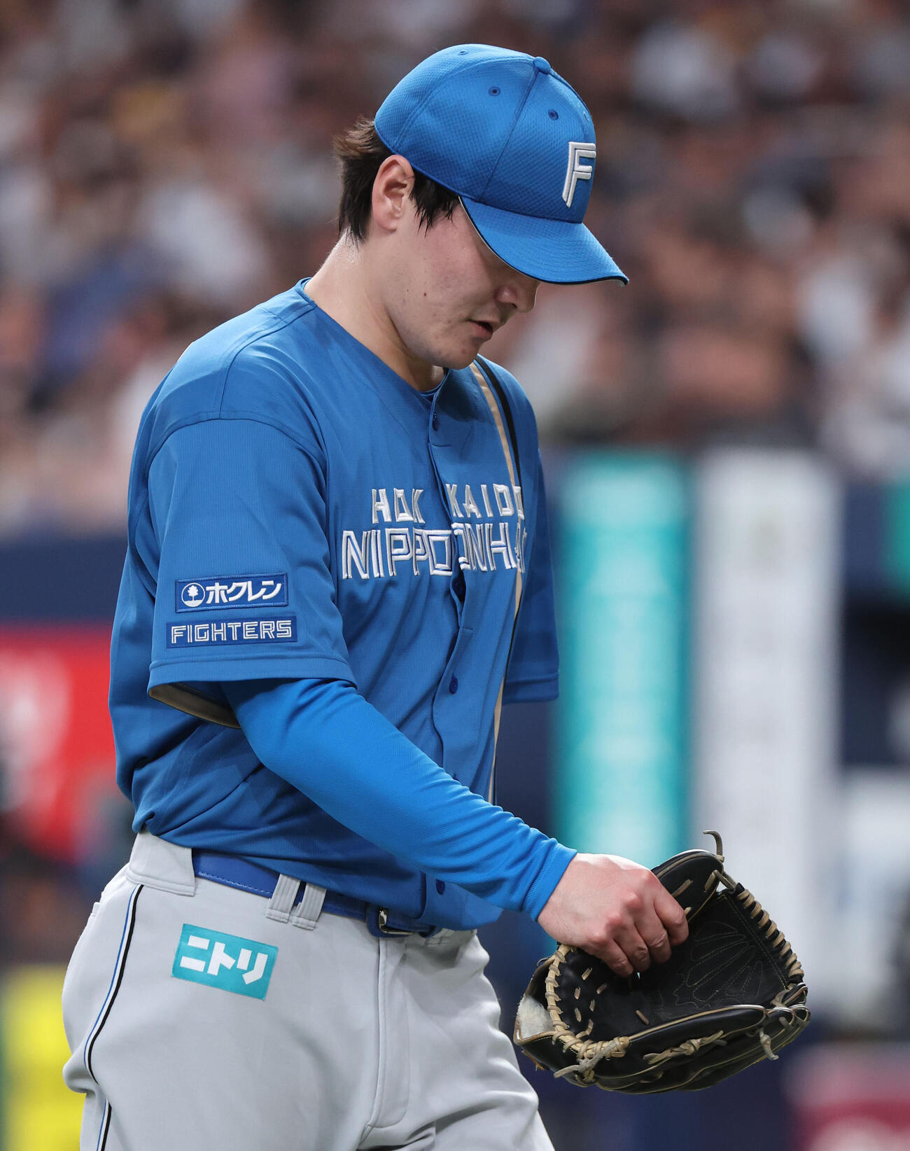オリックス対日本ハム　日本ハム先発の有原航平は初回に3失点しうつむいてベンチに戻る（撮影・西尾就之）