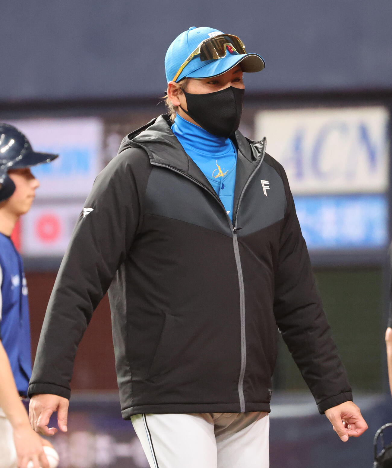 オリックス対日本ハム　4回途中で6失点した有原航平を諦め交代させた日本ハム新庄剛志監督（撮影・西尾就之）