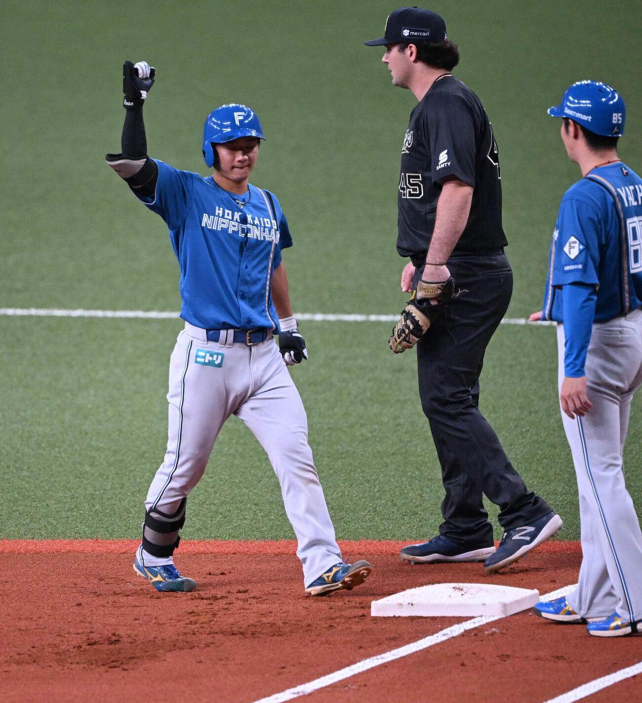 オリックス対日本ハム　1回表日本ハム2死三塁、中前適時打を放った大塚瑠晏はポーズ（撮影・和賀正仁）