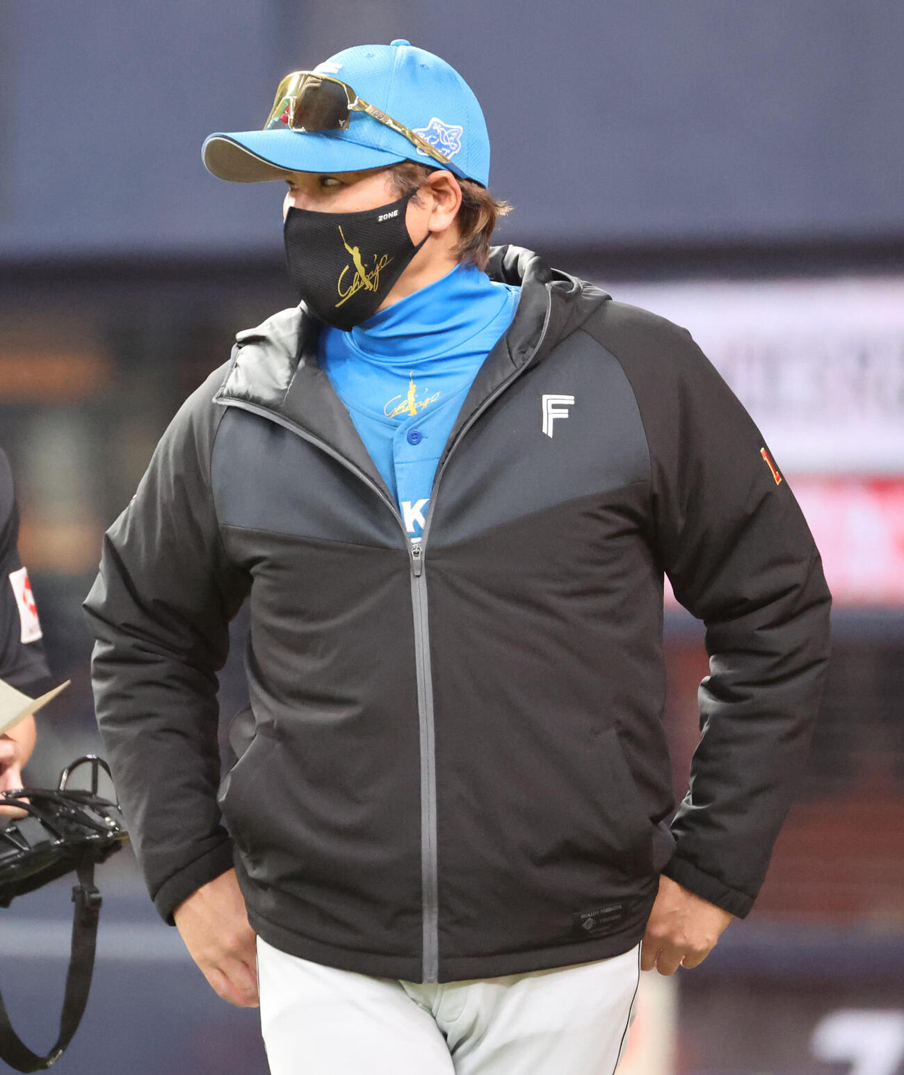 オリックス対日本ハム　6回の攻撃を終え、日本ハム新庄剛志監督は選手交代を告げ、ベンチに戻る（撮影・西尾就之）