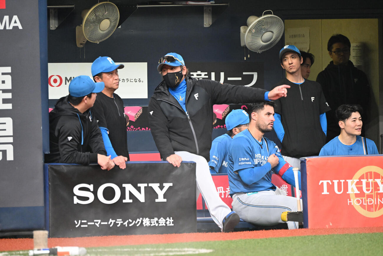 オリックス対日本ハム　9回、ベンチ内で関係者と話す日本ハム新庄剛志監督（撮影・和賀正仁）