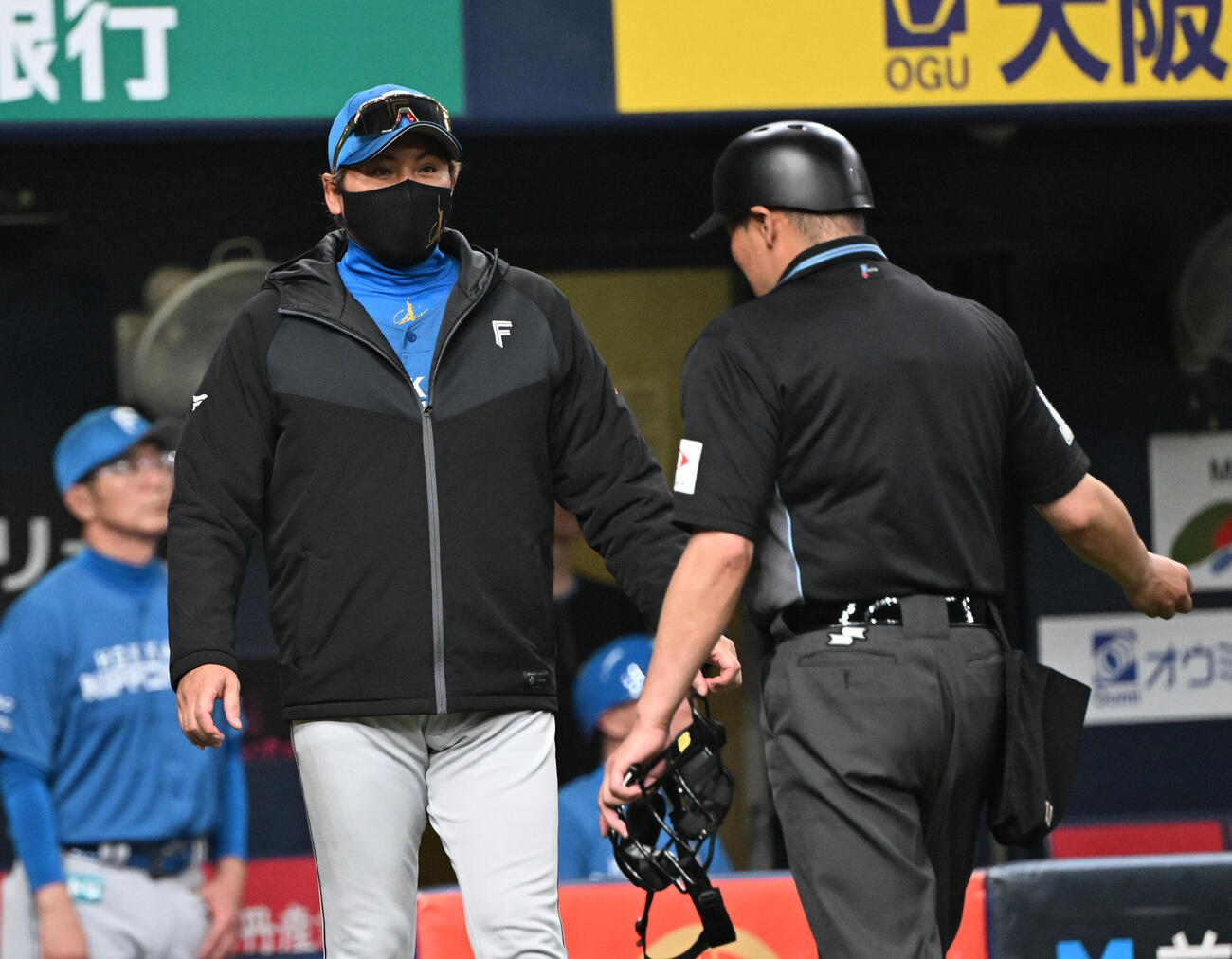 オリックス対日本ハム　4回途中、有原の降板を告げる日本ハム新庄剛志監督（撮影・和賀正仁）