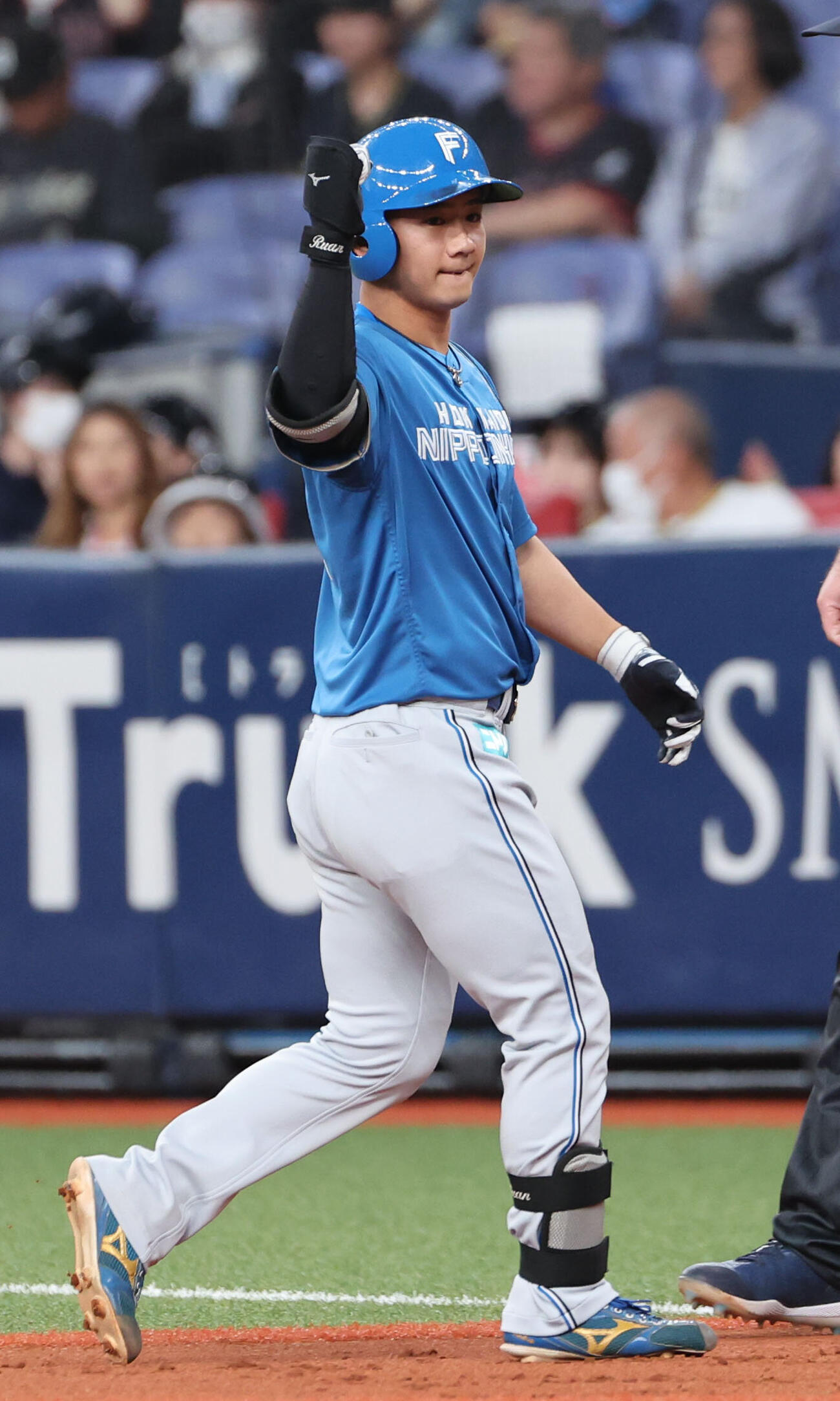 オリックス対日本ハム　1回表日本ハム2死三塁、大塚瑠晏は中前適時打を放ち、ベンチに向かってポーズ（撮影・西尾就之）